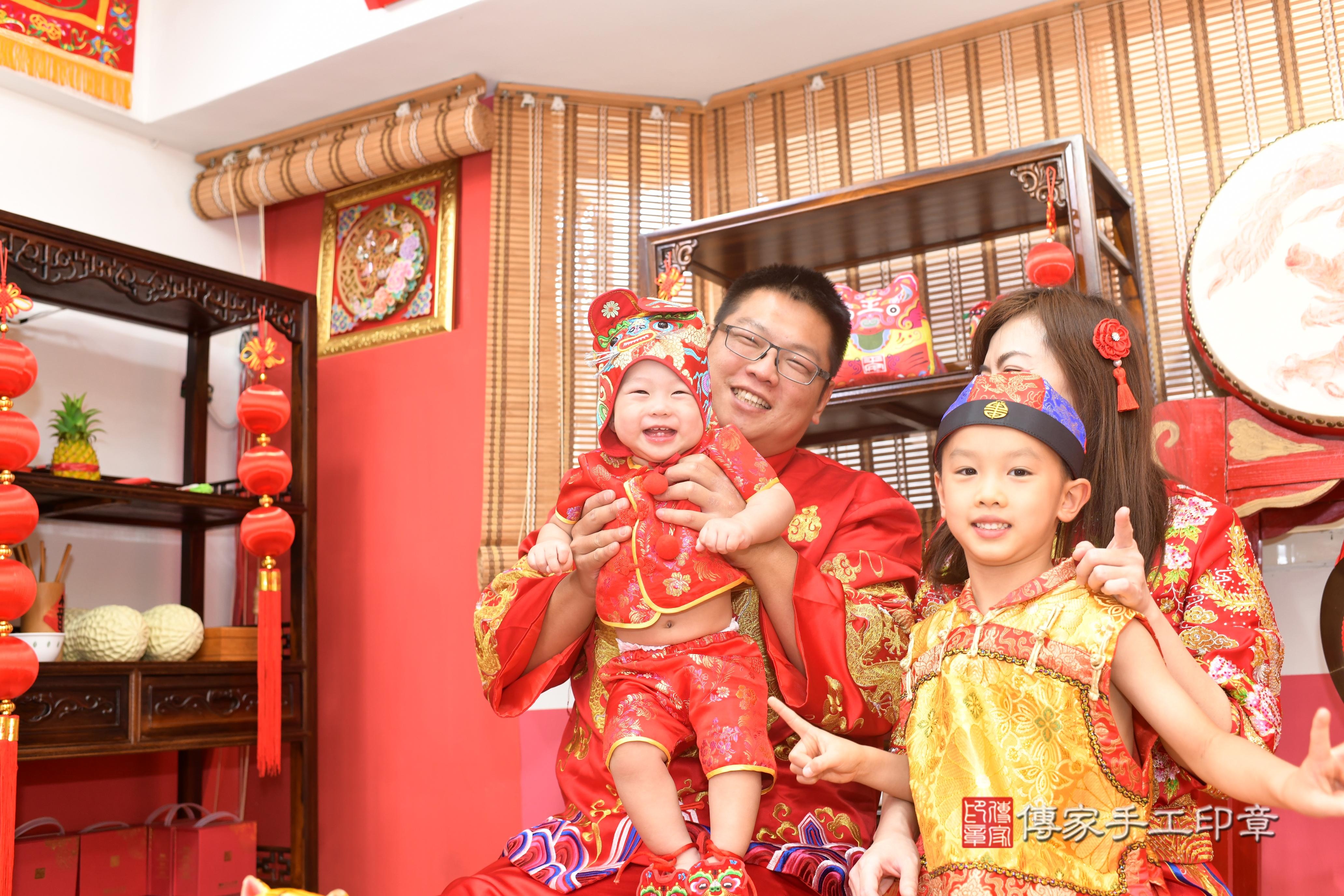傳家手工印章台南店、抓周、度脺、中國風會場、傳家嬰兒古禮、吉祥話、抓周道具物品24種、拍照。抓周證書。寶寶抓周、滿周歲、生日快樂、祝福