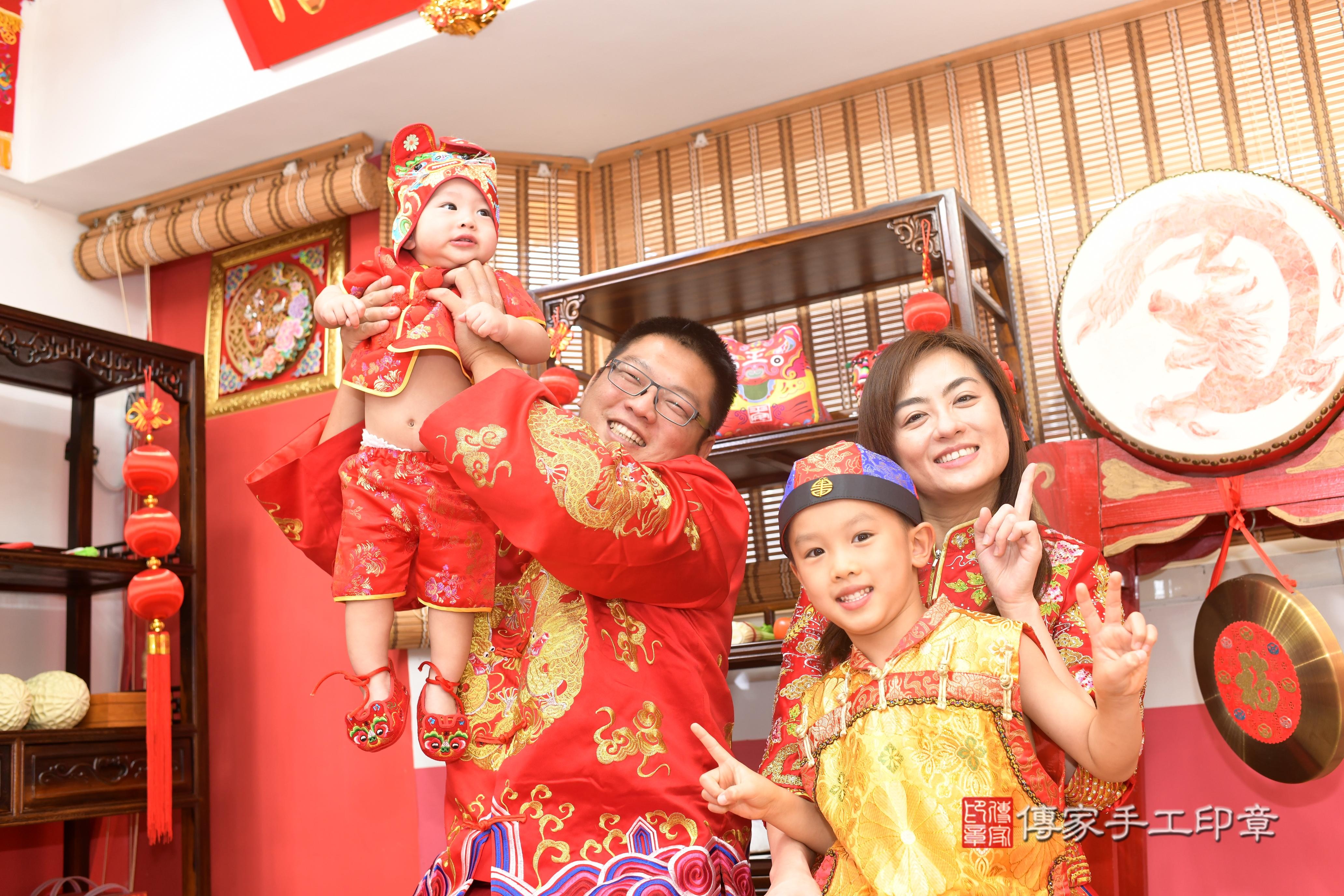 傳家手工印章台南店、抓周、度脺、中國風會場、傳家嬰兒古禮、吉祥話、抓周道具物品24種、拍照。抓周證書。寶寶抓周、滿周歲、生日快樂、祝福