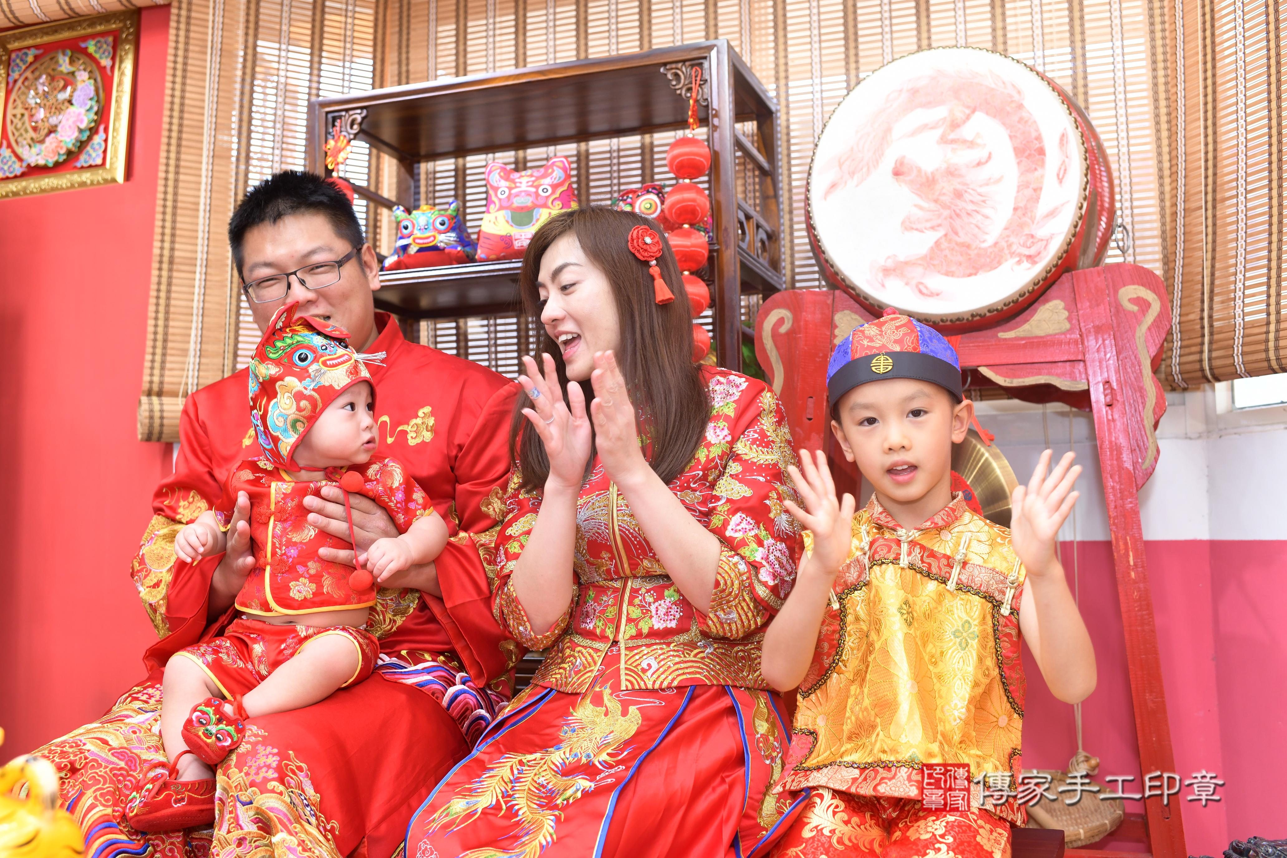 傳家手工印章台南店、抓周、度脺、中國風會場、傳家嬰兒古禮、吉祥話、抓周道具物品24種、拍照。抓周證書。寶寶抓周、滿周歲、生日快樂、祝福