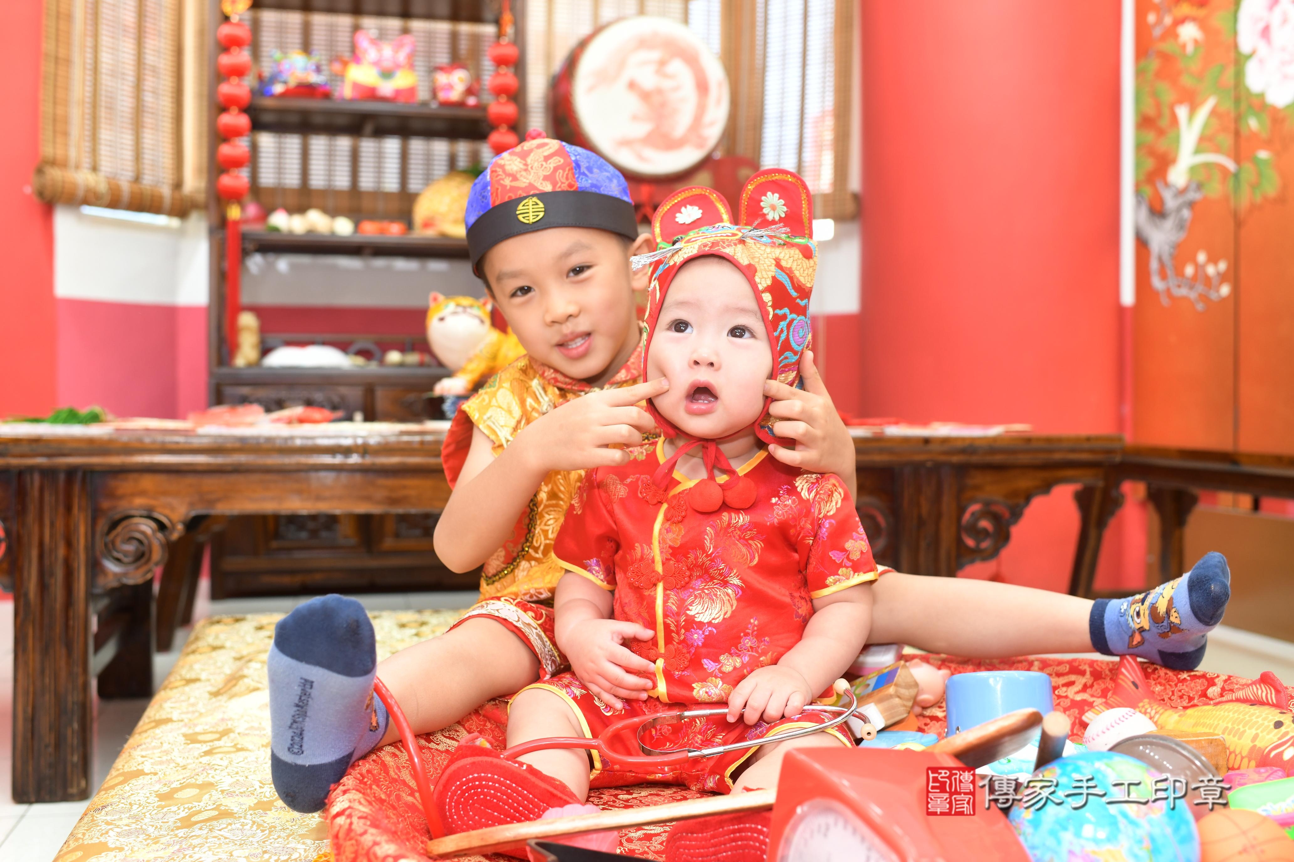 傳家手工印章台南店、抓周、度脺、中國風會場、傳家嬰兒古禮、吉祥話、抓周道具物品24種、拍照。抓周證書。寶寶抓周、滿周歲、生日快樂、祝福