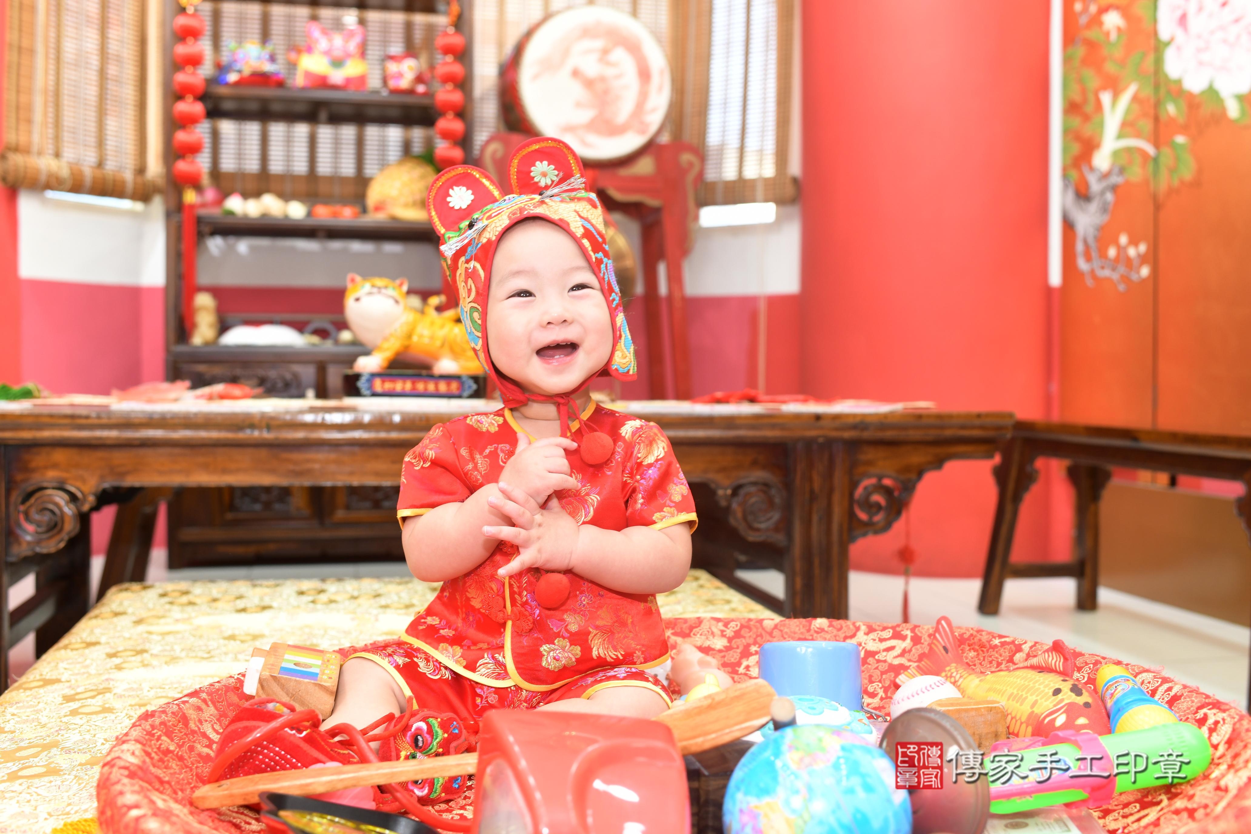 傳家手工印章台南店、抓周、度脺、中國風會場、傳家嬰兒古禮、吉祥話、抓周道具物品24種、拍照。抓周證書。寶寶抓周、滿周歲、生日快樂、祝福