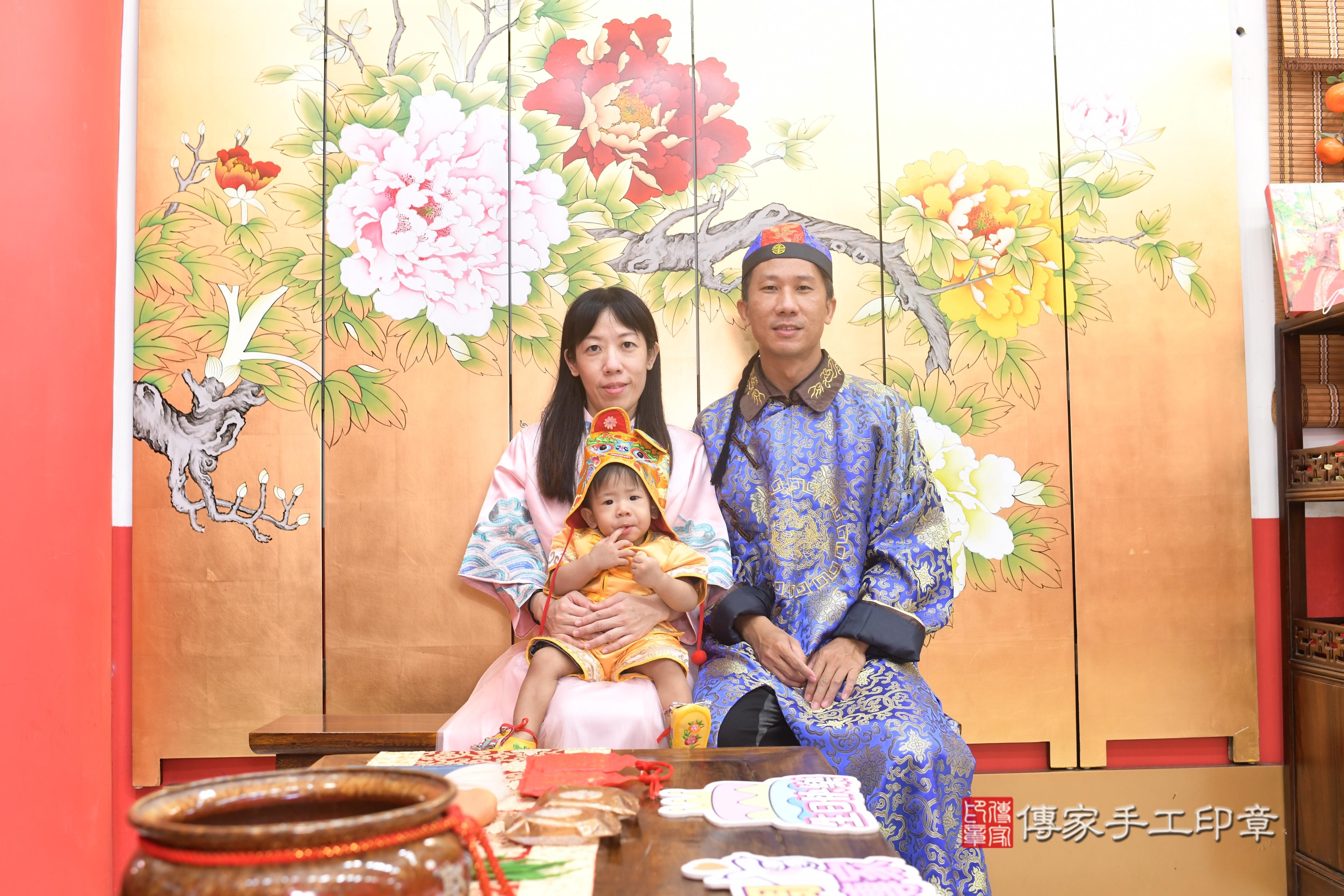 傳家手工印章台南店、抓周、度脺、中國風會場、傳家嬰兒古禮、吉祥話、抓周道具物品24種、拍照。抓周證書。寶寶抓周、滿周歲、生日快樂、祝福