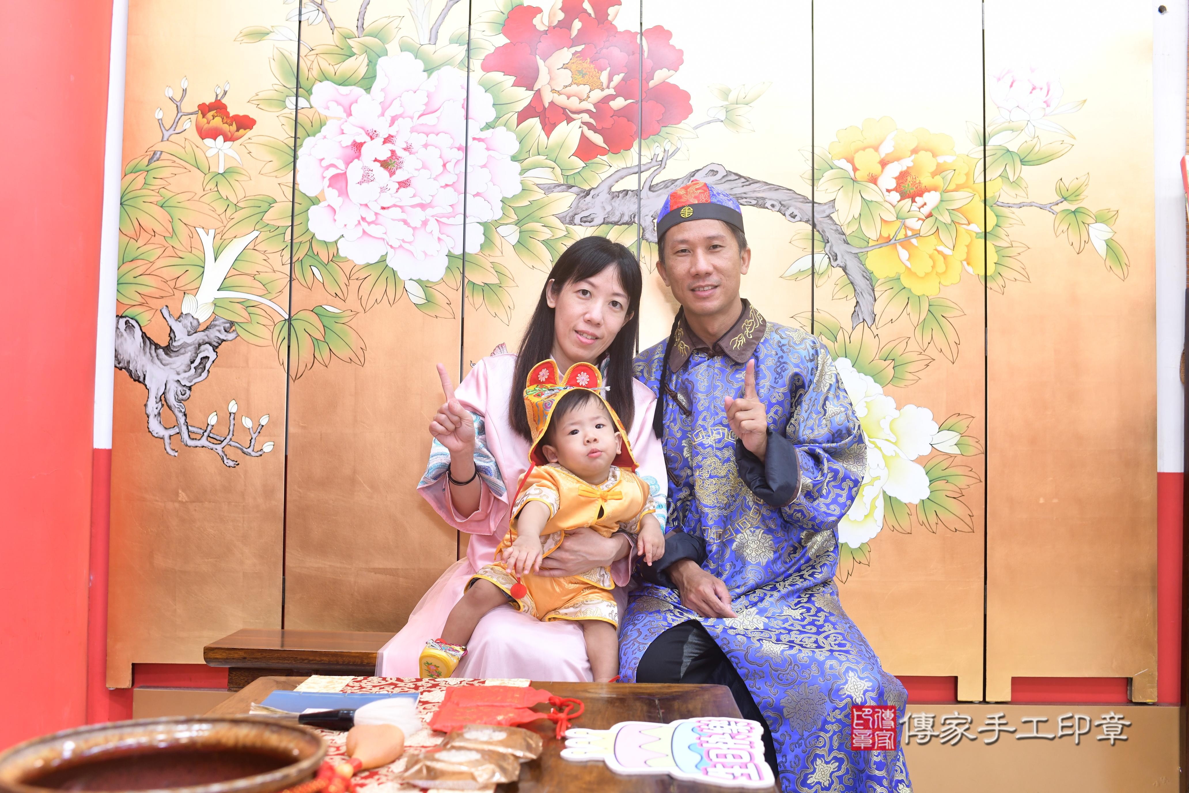 傳家手工印章台南店、抓周、度脺、中國風會場、傳家嬰兒古禮、吉祥話、抓周道具物品24種、拍照。抓周證書。寶寶抓周、滿周歲、生日快樂、祝福