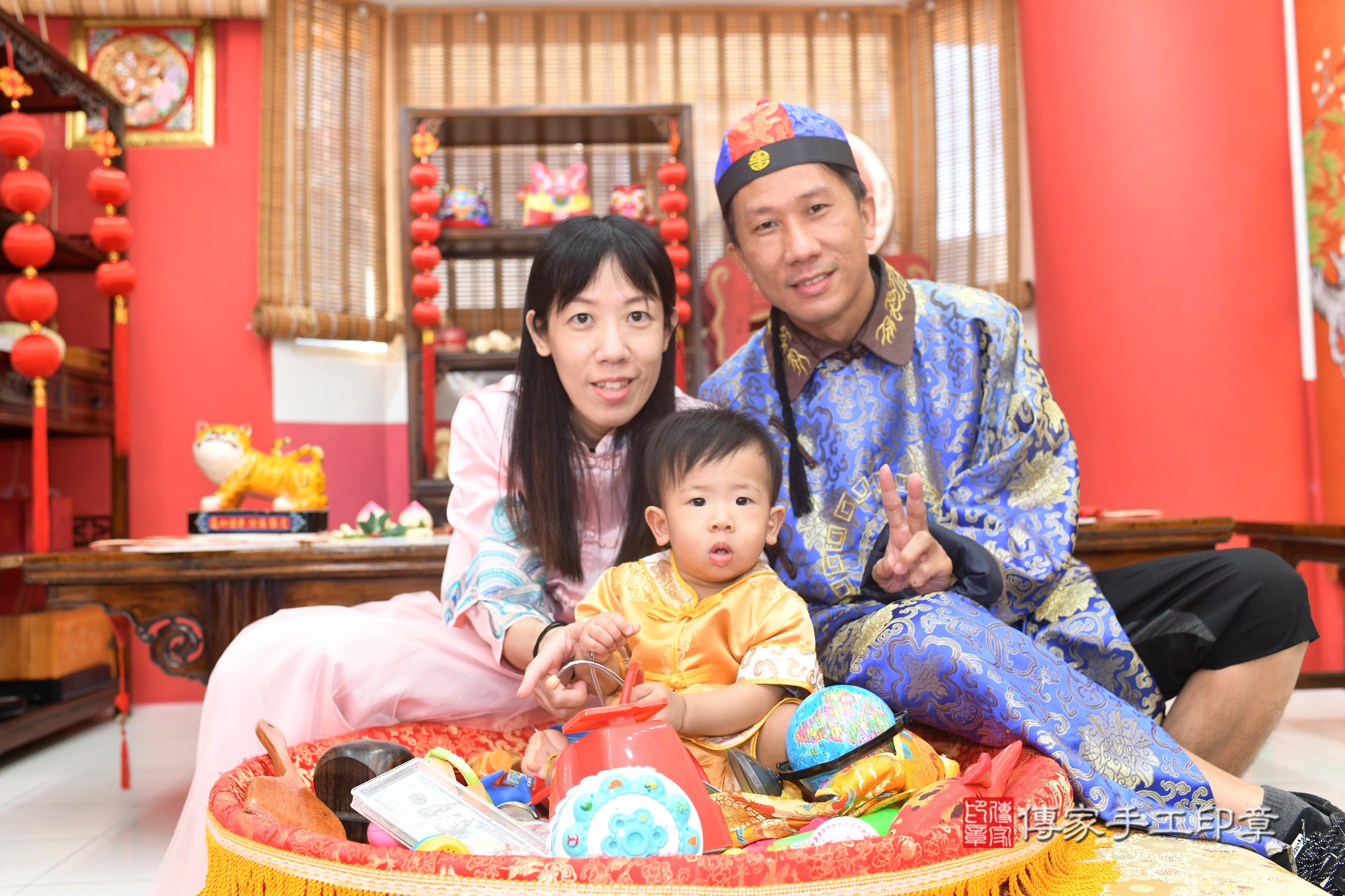 傳家手工印章台南店、抓周、度脺、中國風會場、傳家嬰兒古禮、吉祥話、抓周道具物品24種、拍照。抓周證書。寶寶抓周、滿周歲、生日快樂、祝福