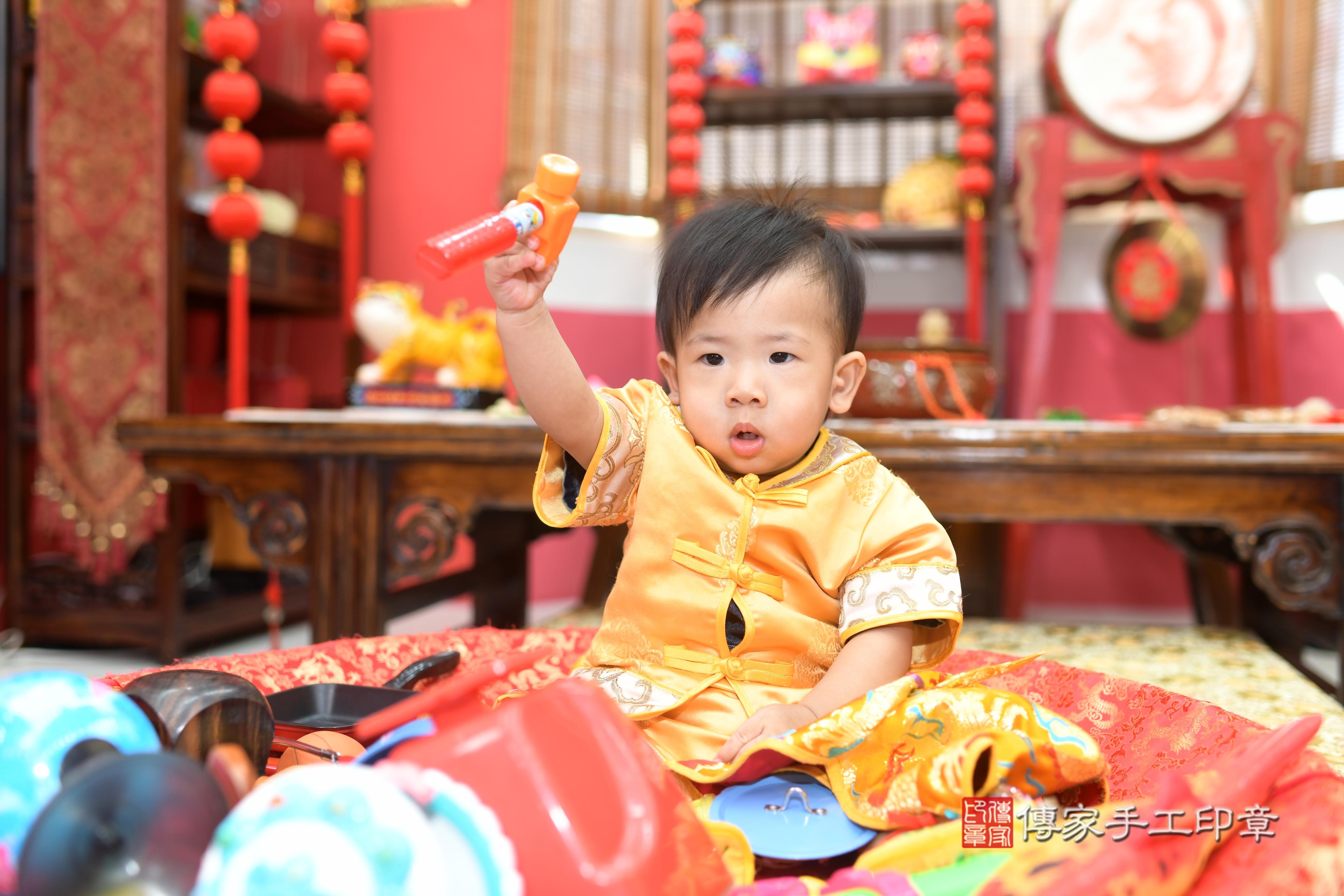 傳家手工印章台南店、抓周、度脺、中國風會場、傳家嬰兒古禮、吉祥話、抓周道具物品24種、拍照。抓周證書。寶寶抓周、滿周歲、生日快樂、祝福