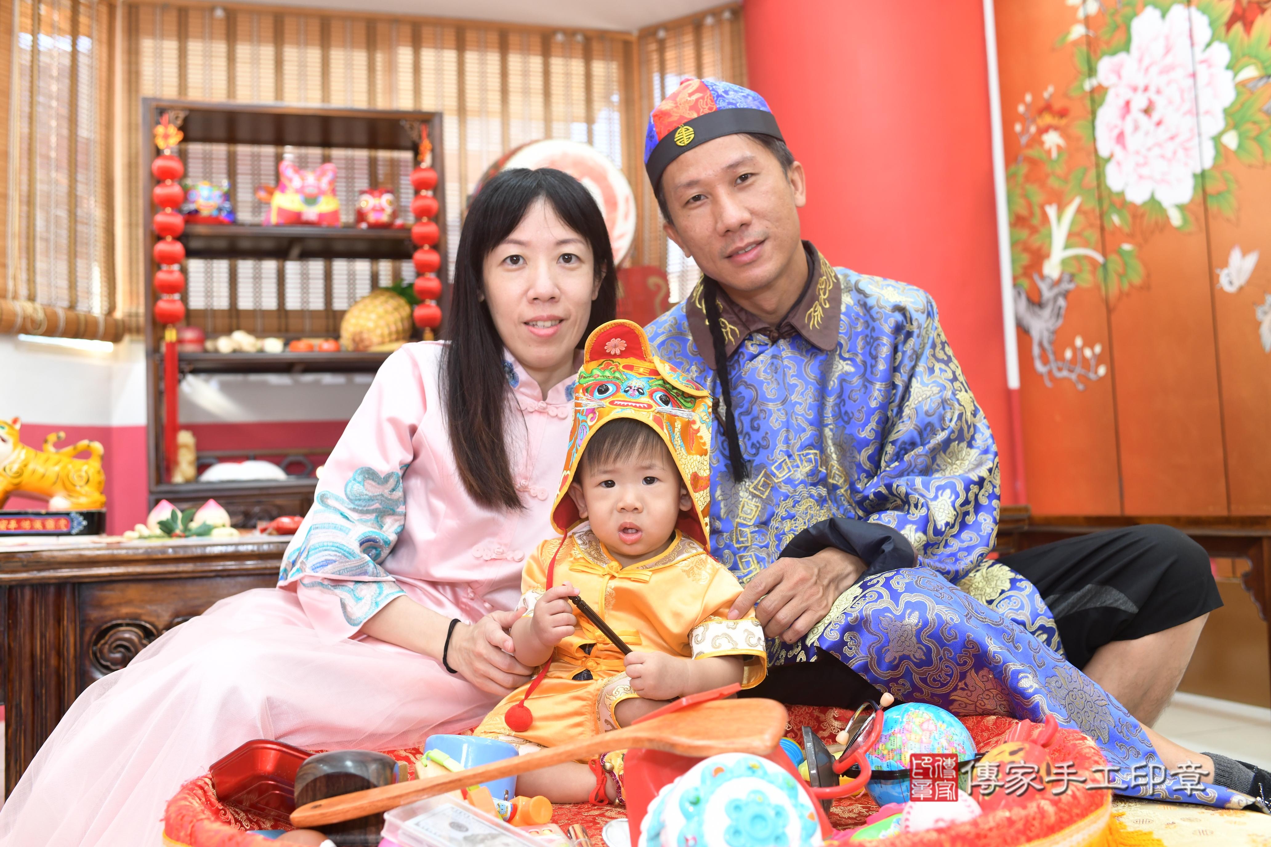 傳家手工印章台南店、抓周、度脺、中國風會場、傳家嬰兒古禮、吉祥話、抓周道具物品24種、拍照。抓周證書。寶寶抓周、滿周歲、生日快樂、祝福