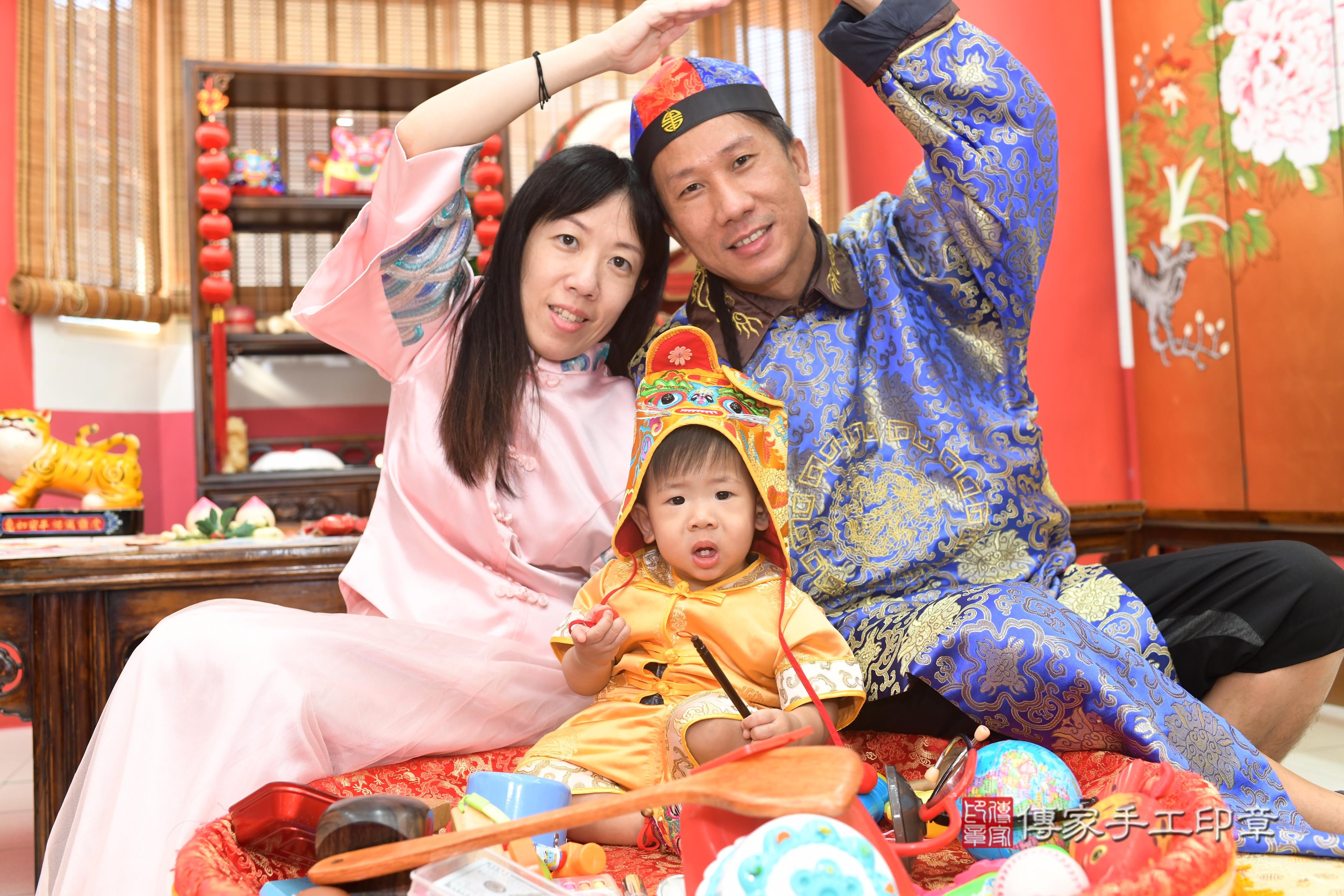 傳家手工印章台南店、抓周、度脺、中國風會場、傳家嬰兒古禮、吉祥話、抓周道具物品24種、拍照。抓周證書。寶寶抓周、滿周歲、生日快樂、祝福