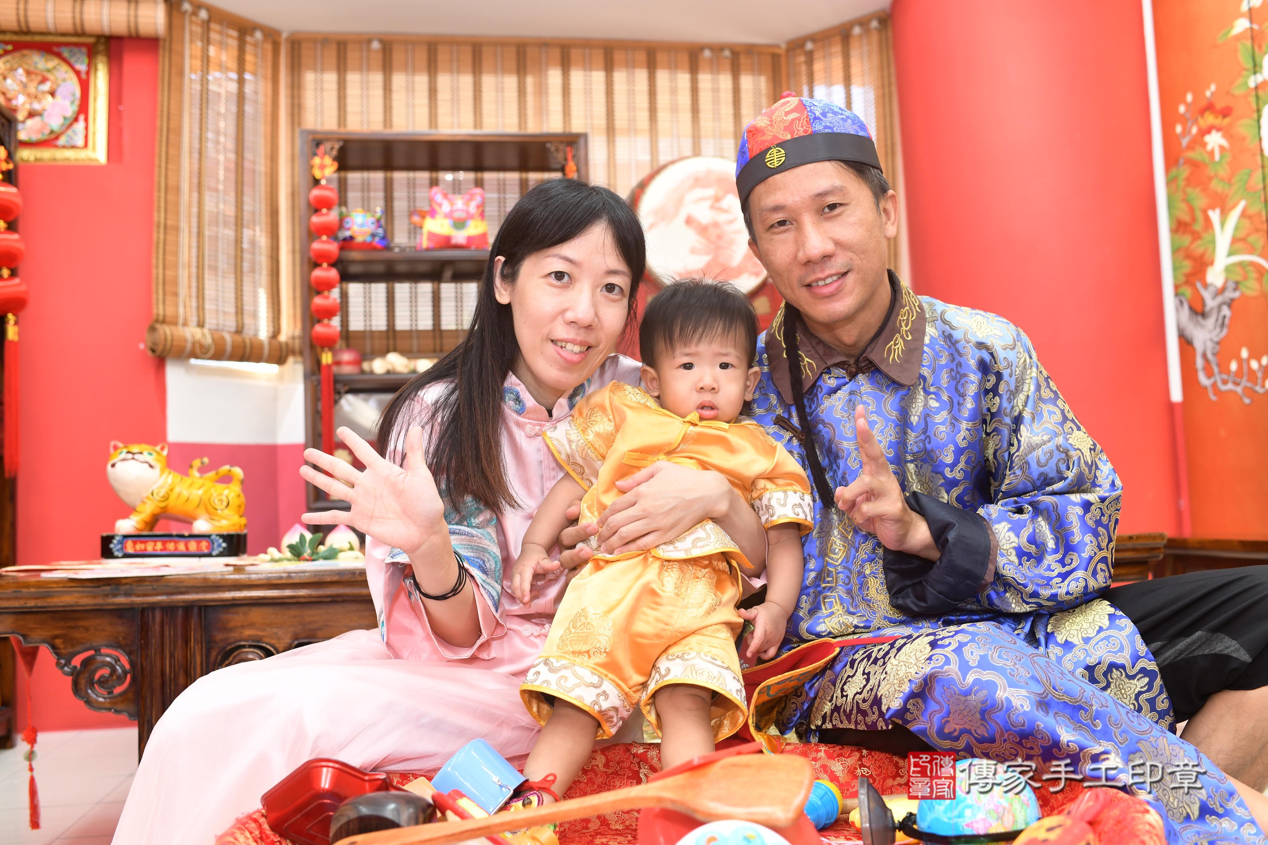 傳家手工印章台南店、抓周、度脺、中國風會場、傳家嬰兒古禮、吉祥話、抓周道具物品24種、拍照。抓周證書。寶寶抓周、滿周歲、生日快樂、祝福