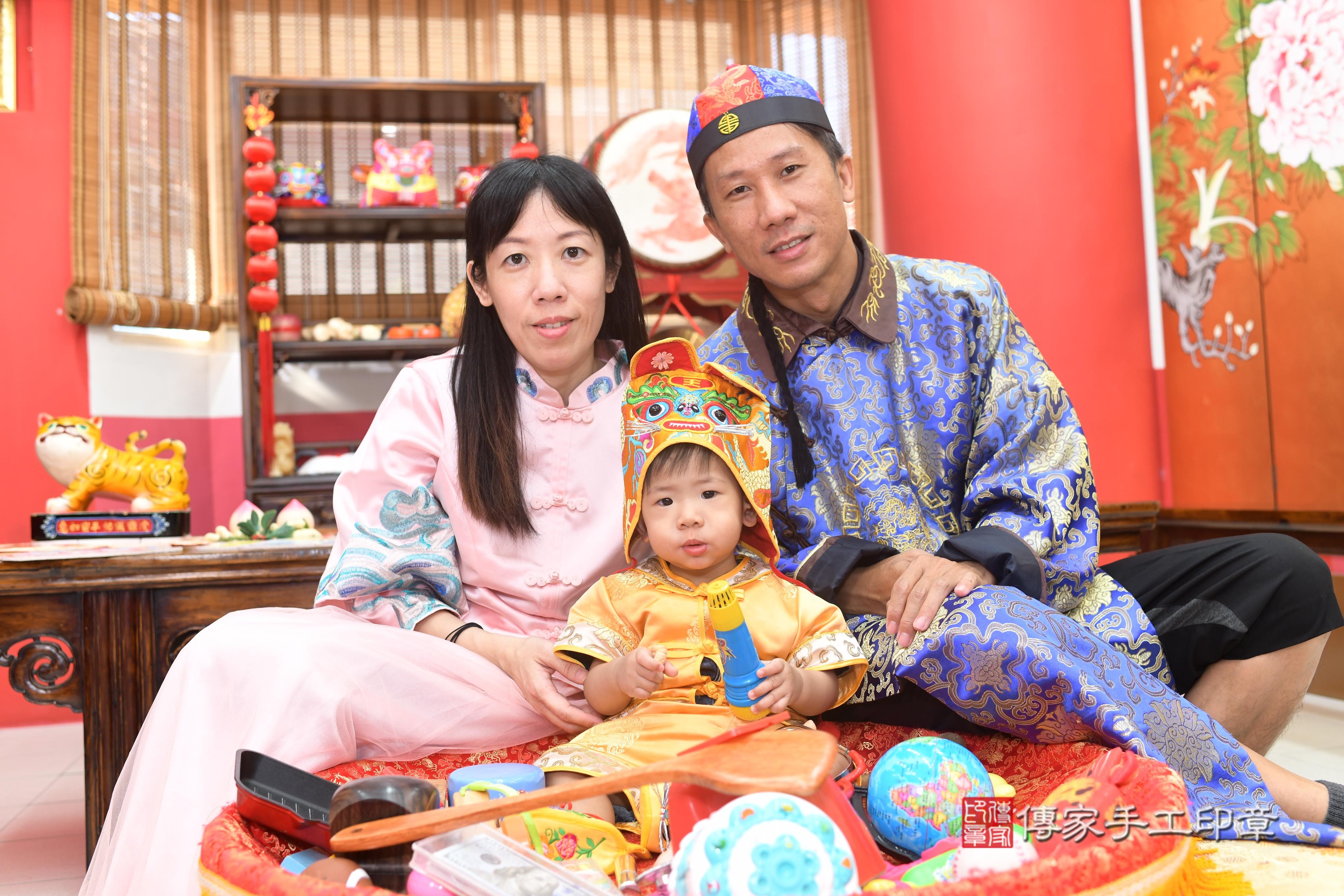 傳家手工印章台南店、抓周、度脺、中國風會場、傳家嬰兒古禮、吉祥話、抓周道具物品24種、拍照。抓周證書。寶寶抓周、滿周歲、生日快樂、祝福