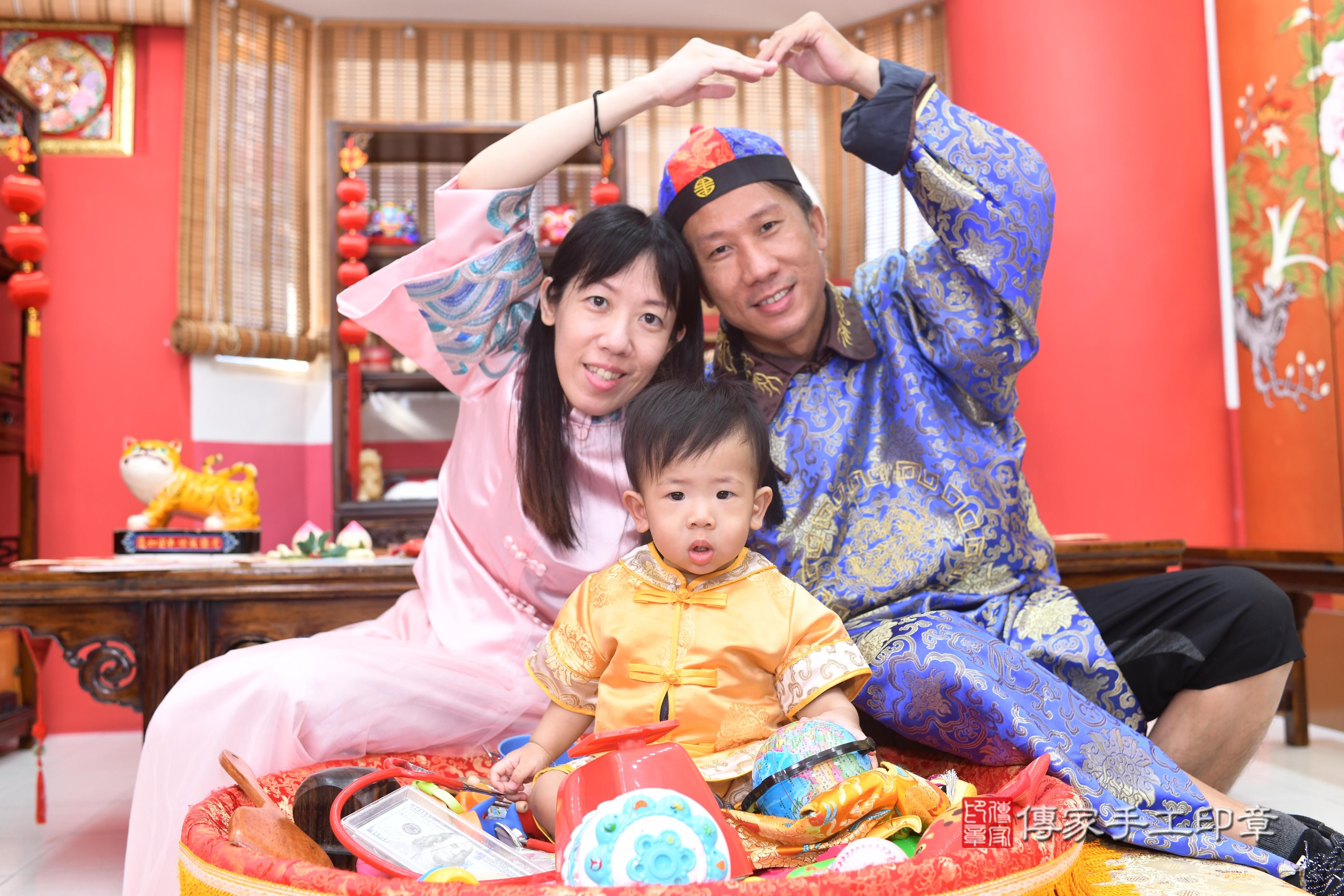 傳家手工印章台南店、抓周、度脺、中國風會場、傳家嬰兒古禮、吉祥話、抓周道具物品24種、拍照。抓周證書。寶寶抓周、滿周歲、生日快樂、祝福