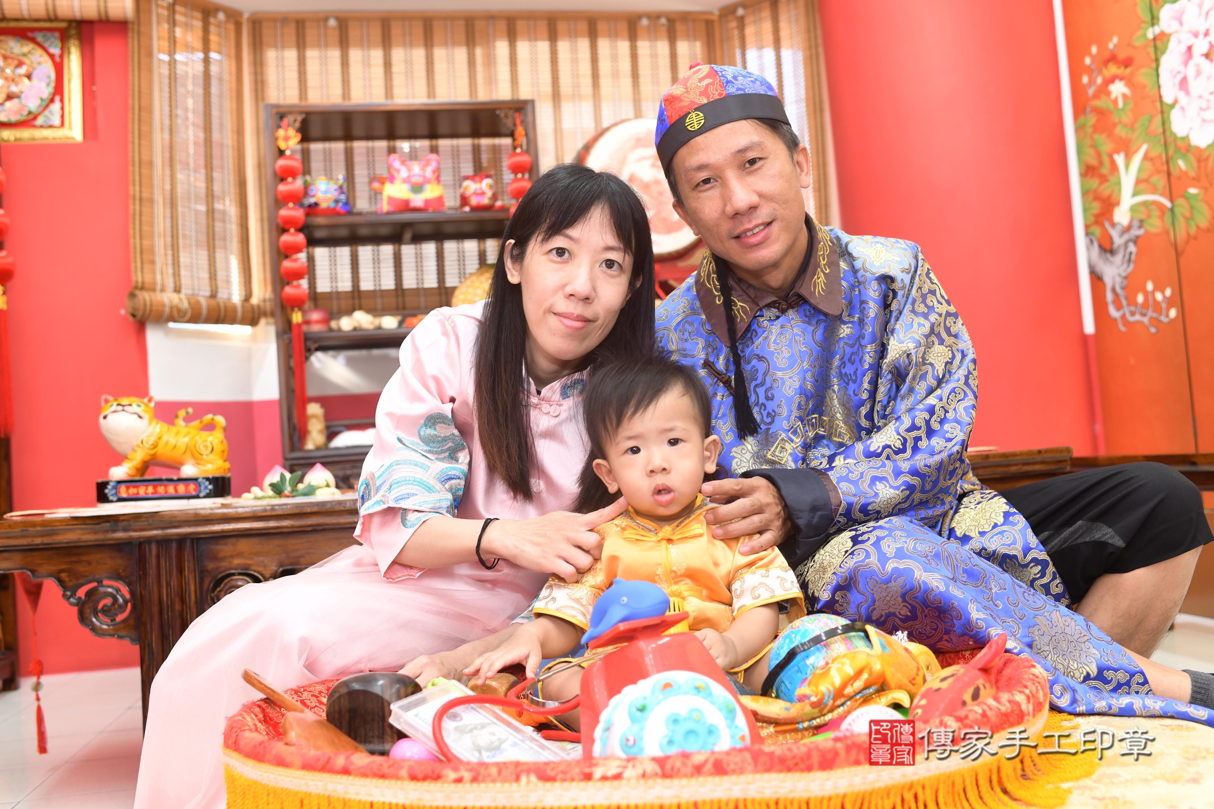 傳家手工印章台南店、抓周、度脺、中國風會場、傳家嬰兒古禮、吉祥話、抓周道具物品24種、拍照。抓周證書。寶寶抓周、滿周歲、生日快樂、祝福