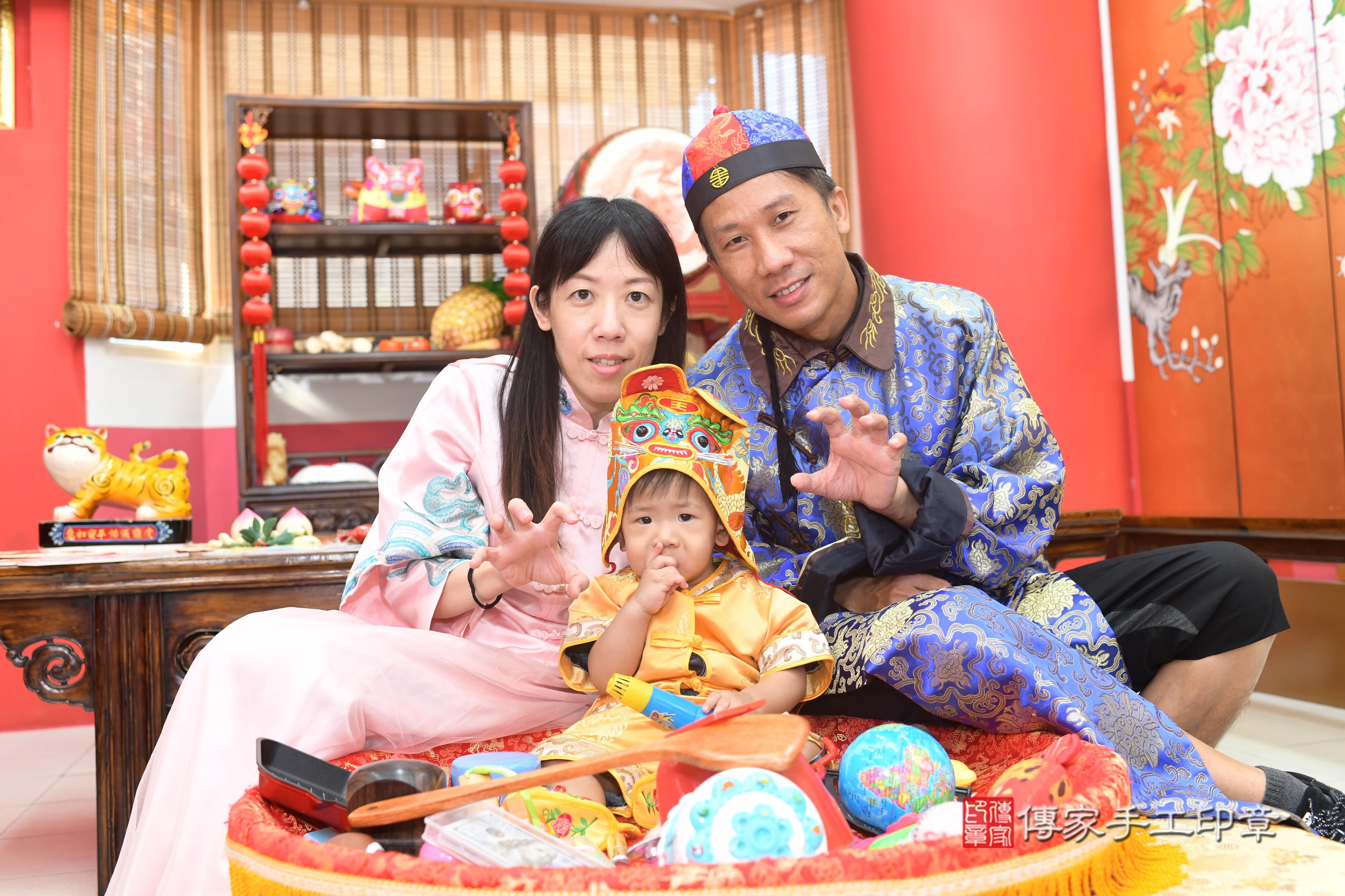 傳家手工印章台南店、抓周、度脺、中國風會場、傳家嬰兒古禮、吉祥話、抓周道具物品24種、拍照。抓周證書。寶寶抓周、滿周歲、生日快樂、祝福