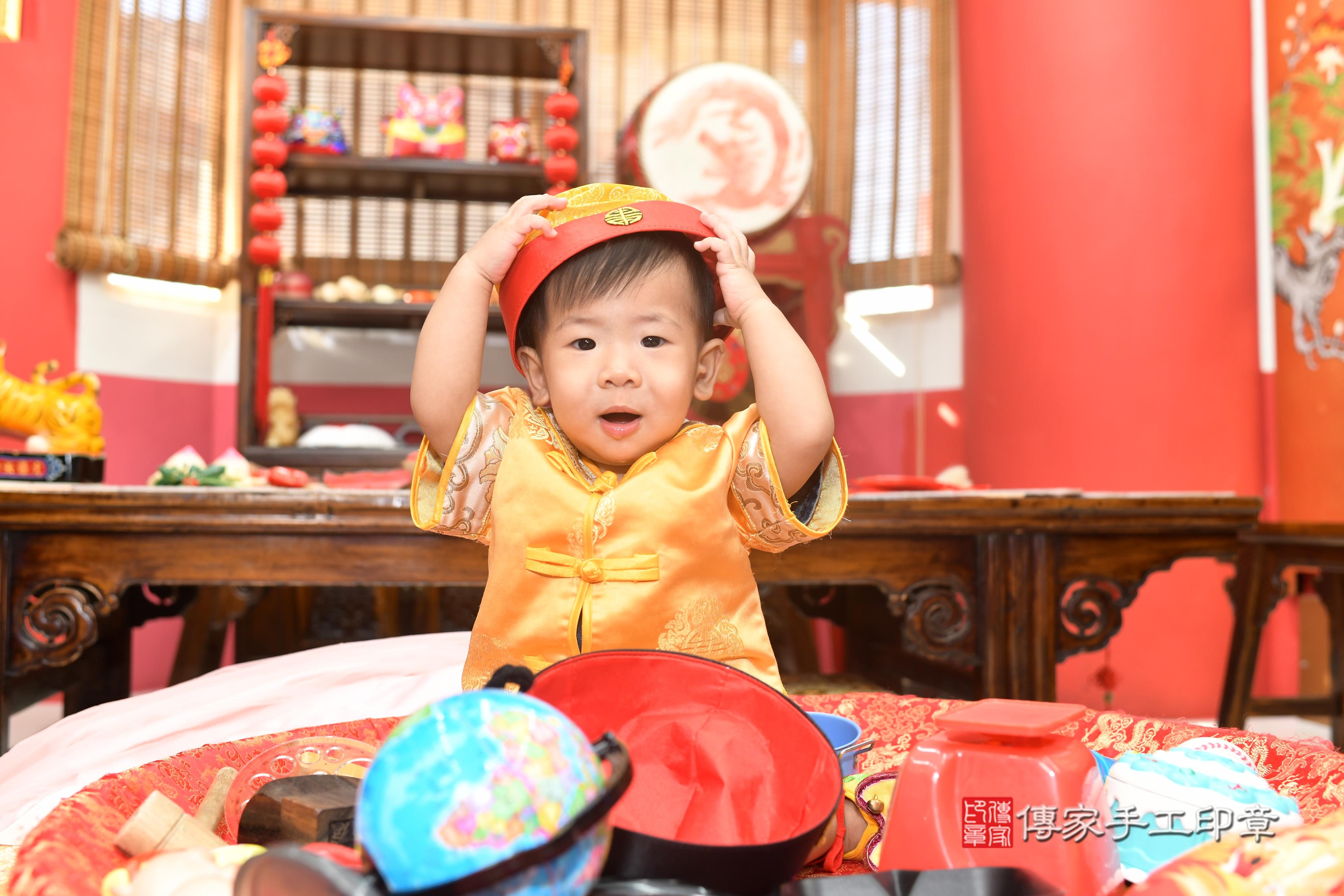 傳家手工印章台南店、抓周、度脺、中國風會場、傳家嬰兒古禮、吉祥話、抓周道具物品24種、拍照。抓周證書。寶寶抓周、滿周歲、生日快樂、祝福