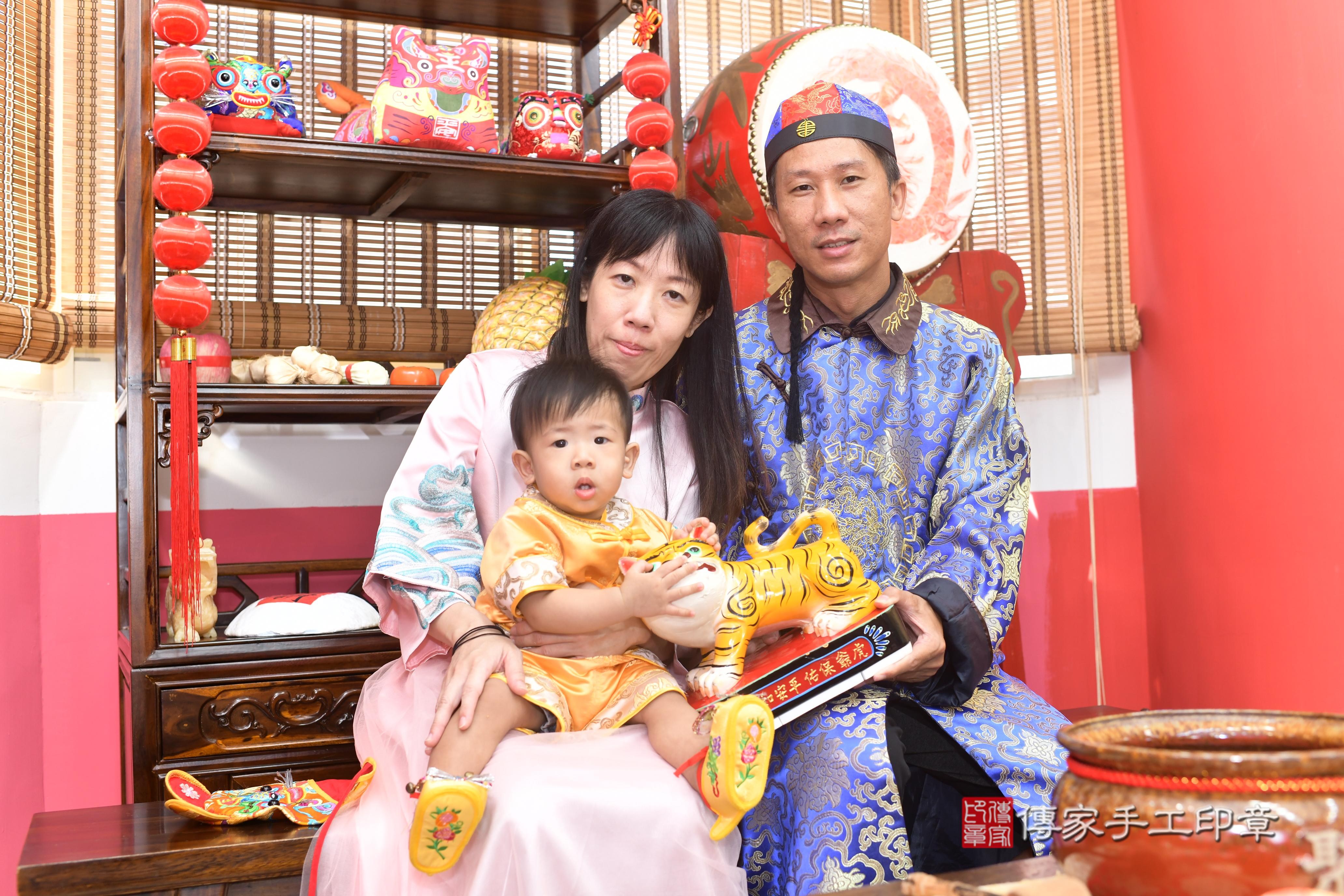傳家手工印章台南店、抓周、度脺、中國風會場、傳家嬰兒古禮、吉祥話、抓周道具物品24種、拍照。抓周證書。寶寶抓周、滿周歲、生日快樂、祝福