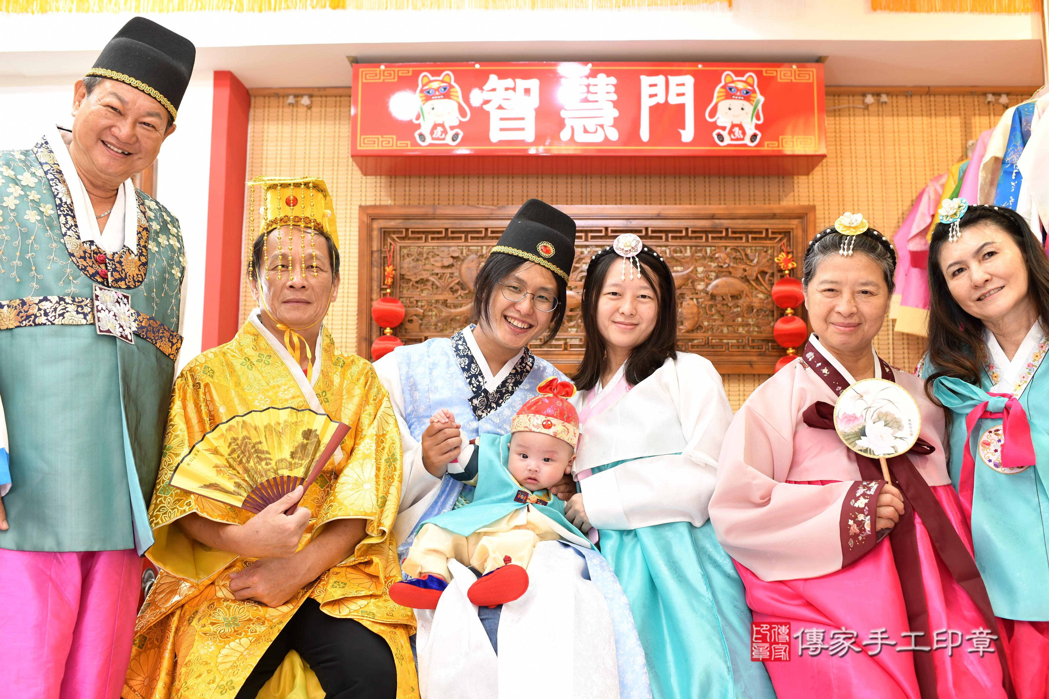 傳家手工印章台南店、抓周、度脺、中國風會場、傳家嬰兒古禮、吉祥話、抓周道具物品24種、拍照。抓周證書。寶寶抓周、滿周歲、生日快樂、祝福