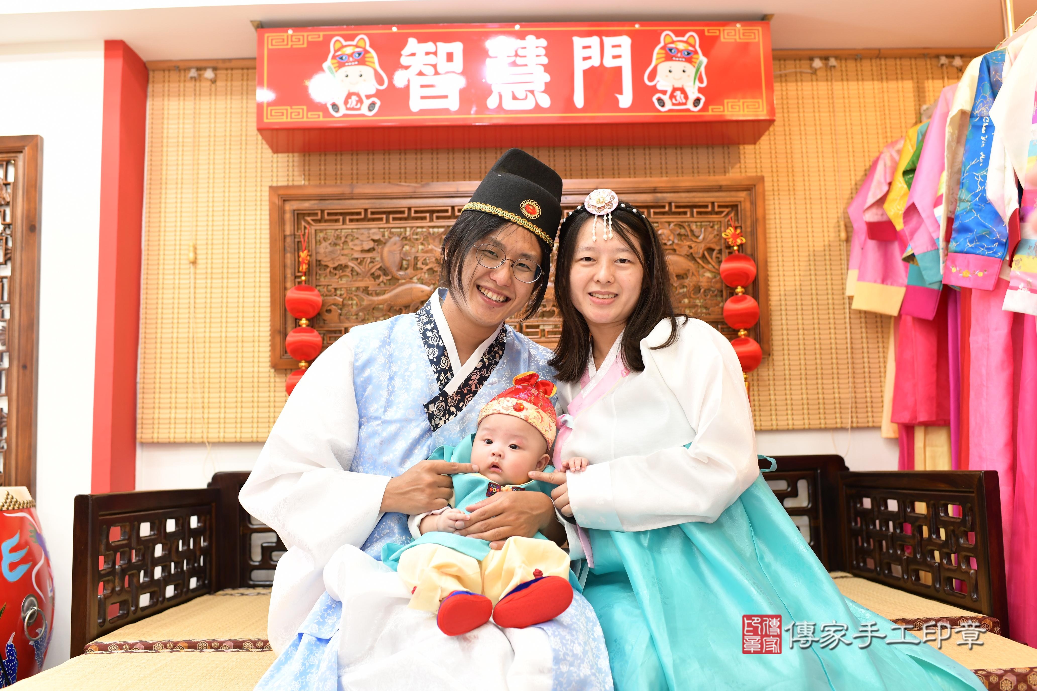 傳家手工印章台南店、抓周、度脺、中國風會場、傳家嬰兒古禮、吉祥話、抓周道具物品24種、拍照。抓周證書。寶寶抓周、滿周歲、生日快樂、祝福