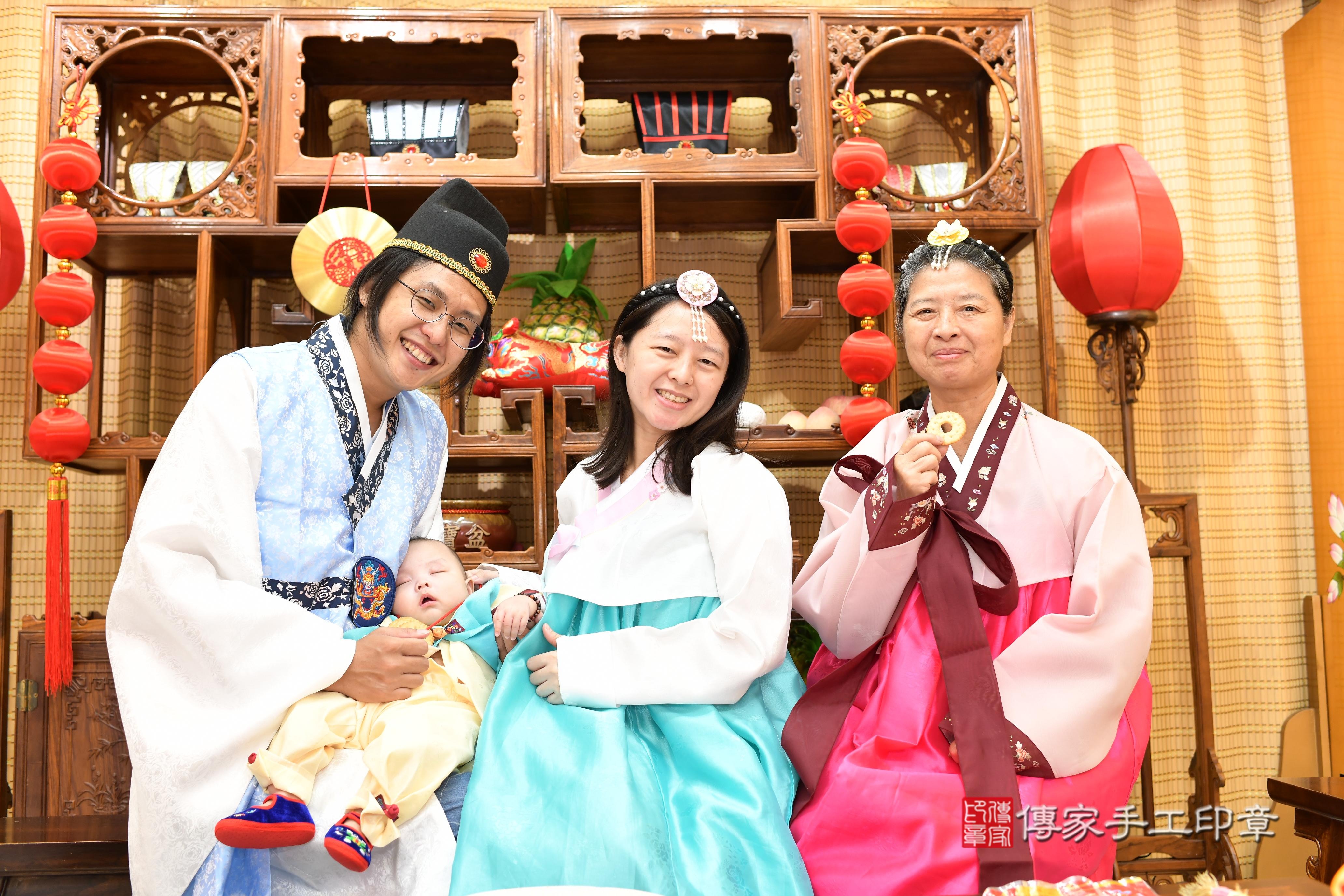 傳家手工印章台南店、抓周、度脺、中國風會場、傳家嬰兒古禮、吉祥話、抓周道具物品24種、拍照。抓周證書。寶寶抓周、滿周歲、生日快樂、祝福