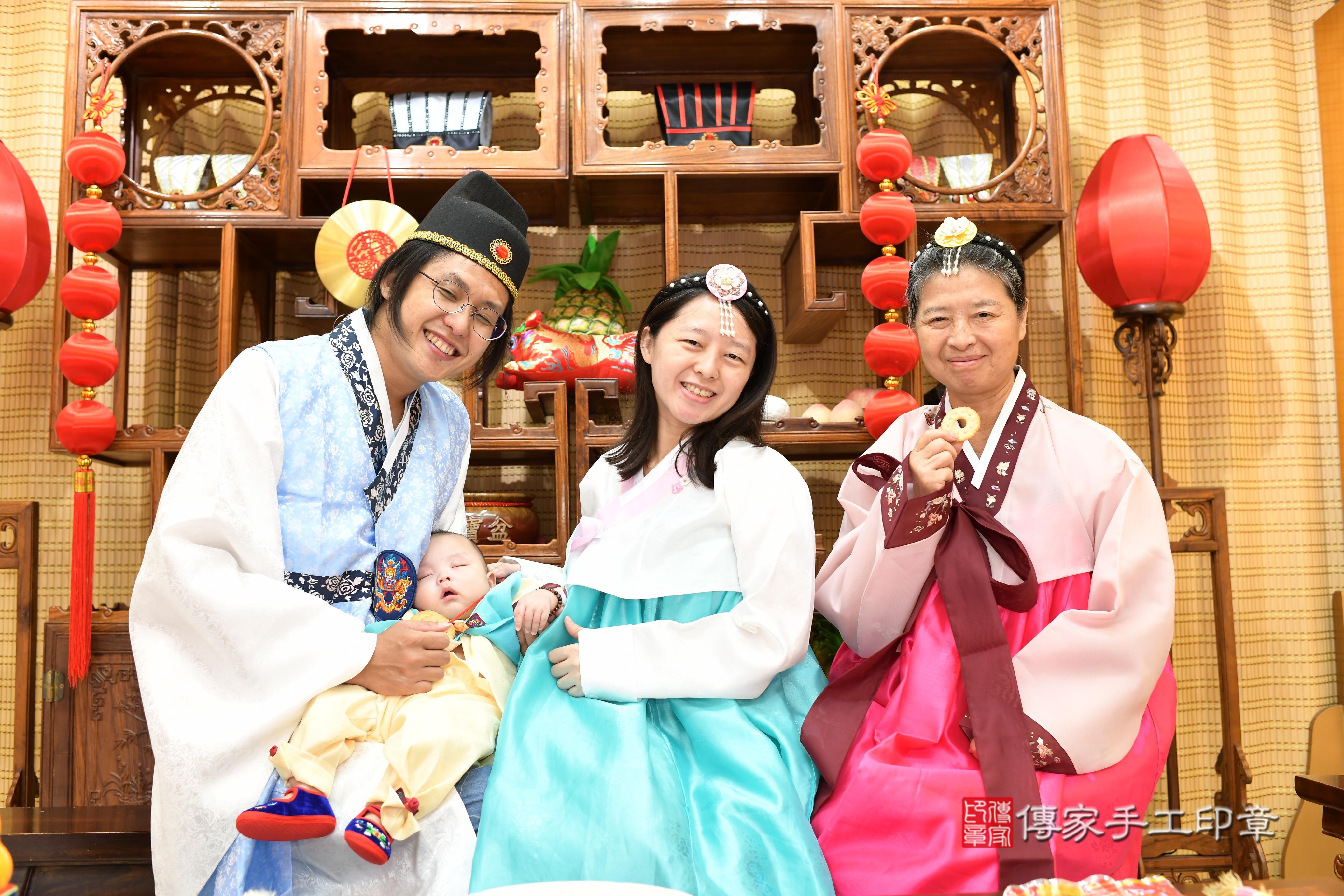 傳家手工印章台南店、抓周、度脺、中國風會場、傳家嬰兒古禮、吉祥話、抓周道具物品24種、拍照。抓周證書。寶寶抓周、滿周歲、生日快樂、祝福