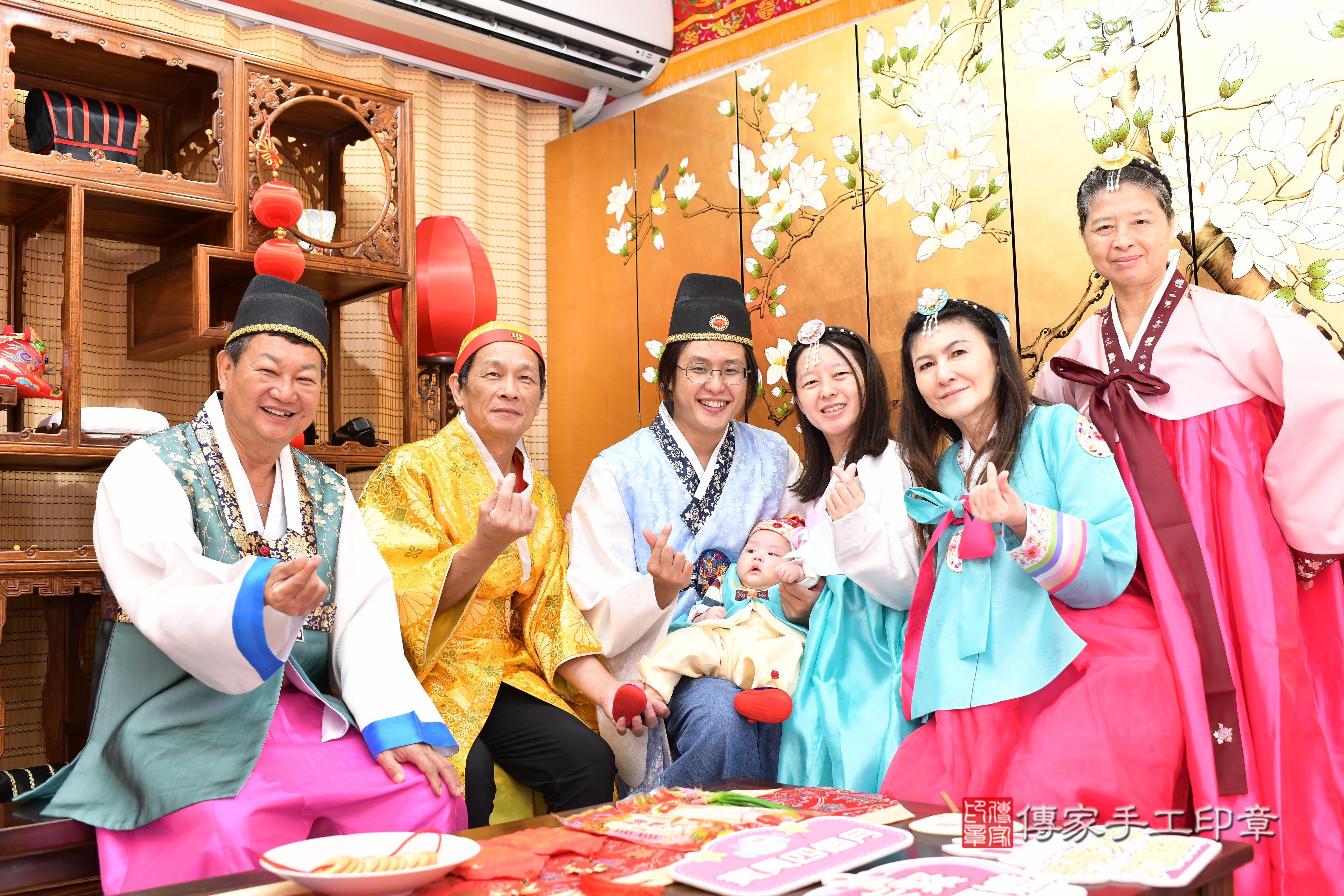 傳家手工印章台南店、抓周、度脺、中國風會場、傳家嬰兒古禮、吉祥話、抓周道具物品24種、拍照。抓周證書。寶寶抓周、滿周歲、生日快樂、祝福