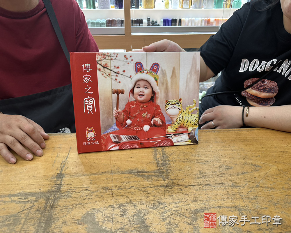 新北市中和區小晏寶貝抓周推薦：傳家台南店抓周度脺中國風會場，嬰兒古禮抓周流程儀式吉祥話、抓周道具物品24種、拍照。抓周證書。2025.07.21