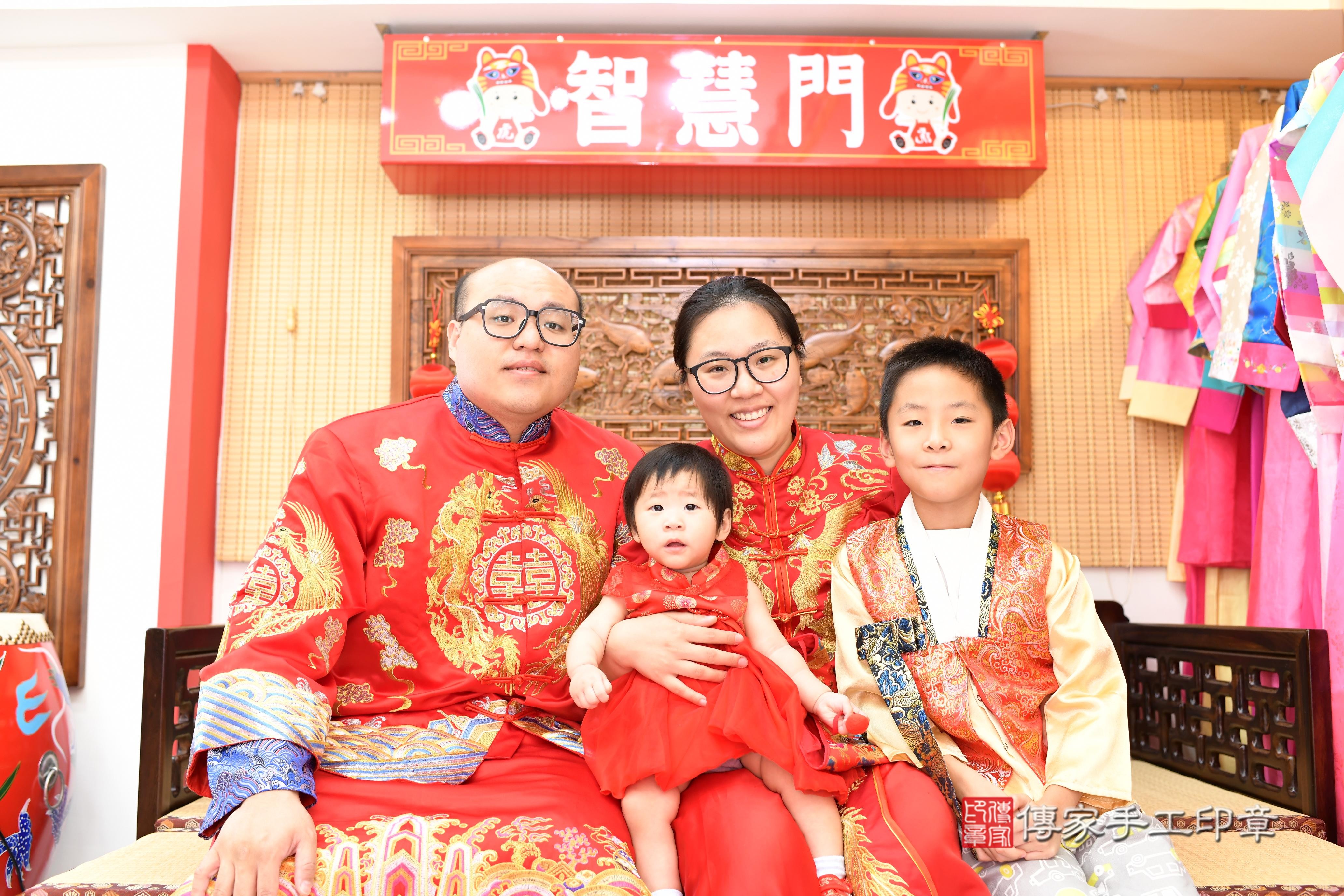 傳家手工印章台南店、抓周、度脺、中國風會場、傳家嬰兒古禮、吉祥話、抓周道具物品24種、拍照。抓周證書。寶寶抓周、滿周歲、生日快樂、祝福
