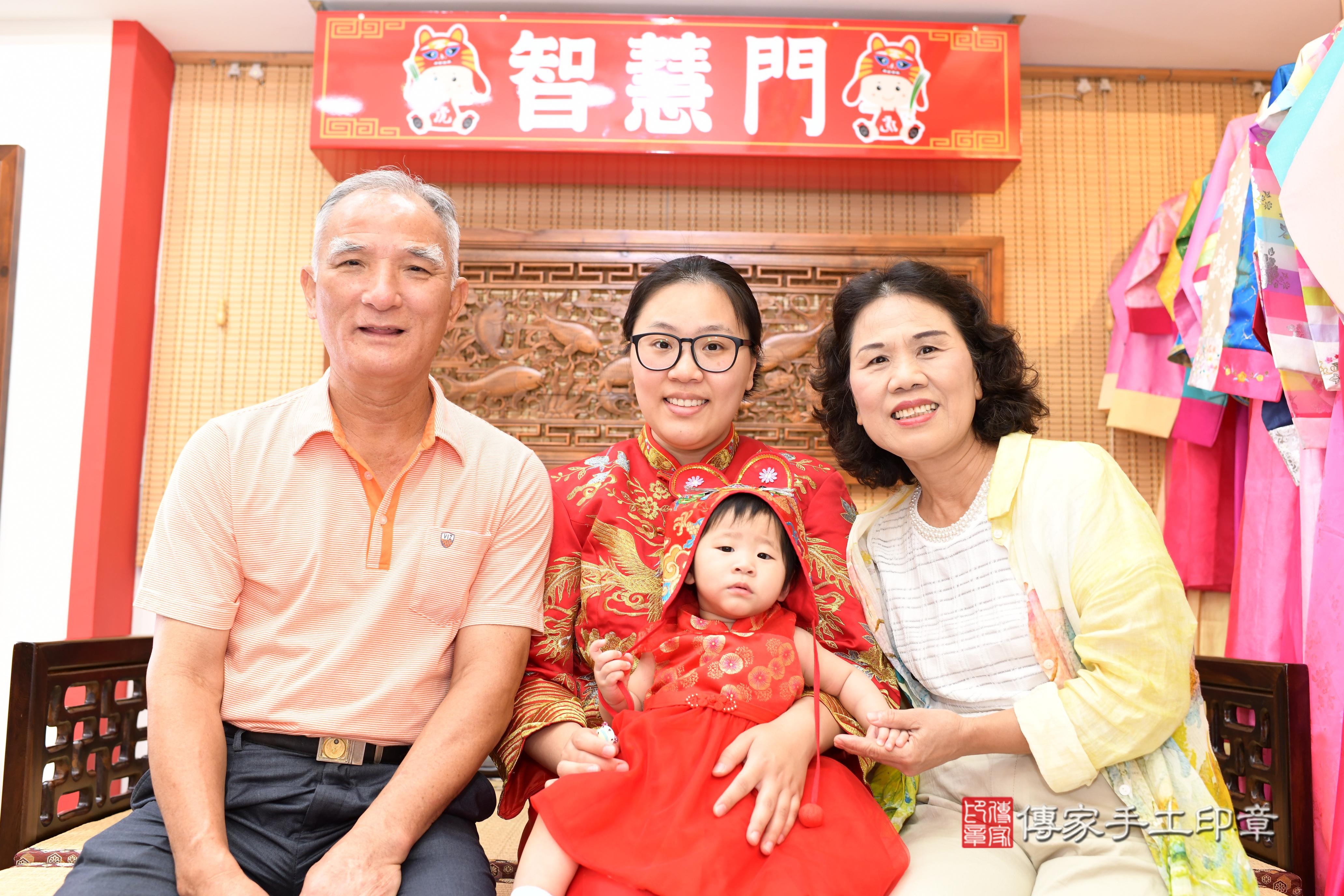 傳家手工印章台南店、抓周、度脺、中國風會場、傳家嬰兒古禮、吉祥話、抓周道具物品24種、拍照。抓周證書。寶寶抓周、滿周歲、生日快樂、祝福