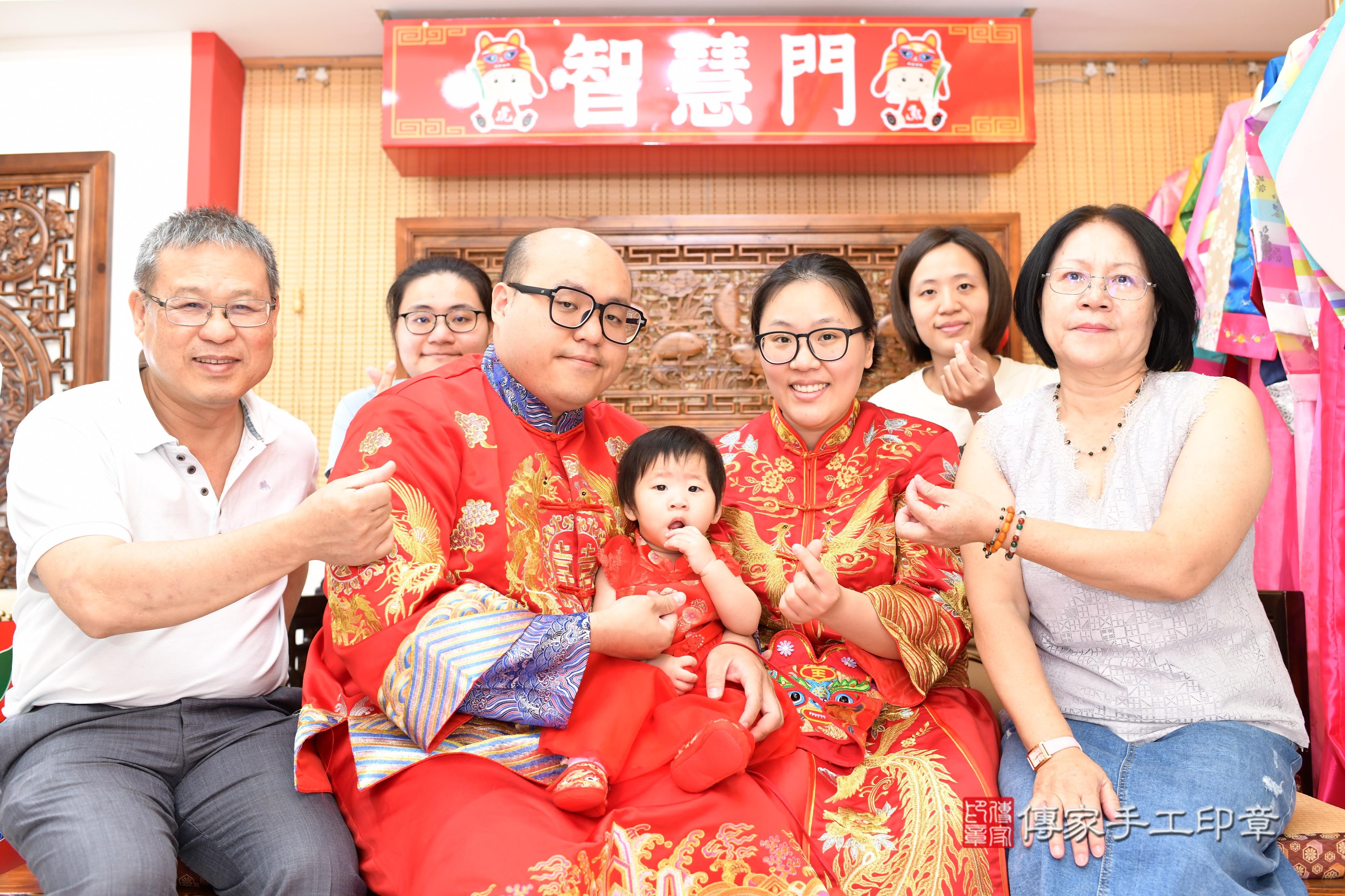 傳家手工印章台南店、抓周、度脺、中國風會場、傳家嬰兒古禮、吉祥話、抓周道具物品24種、拍照。抓周證書。寶寶抓周、滿周歲、生日快樂、祝福