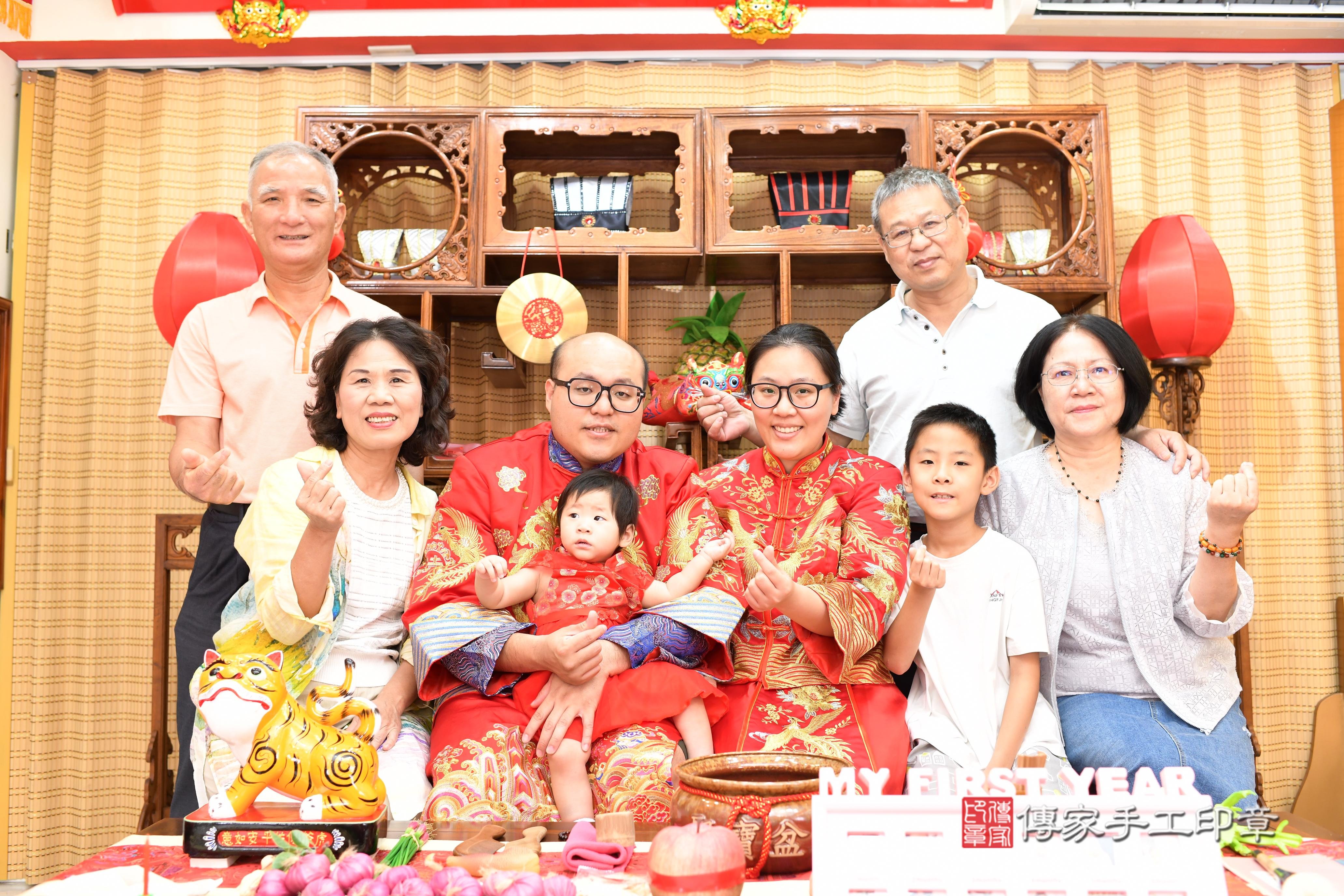 傳家手工印章台南店、抓周、度脺、中國風會場、傳家嬰兒古禮、吉祥話、抓周道具物品24種、拍照。抓周證書。寶寶抓周、滿周歲、生日快樂、祝福