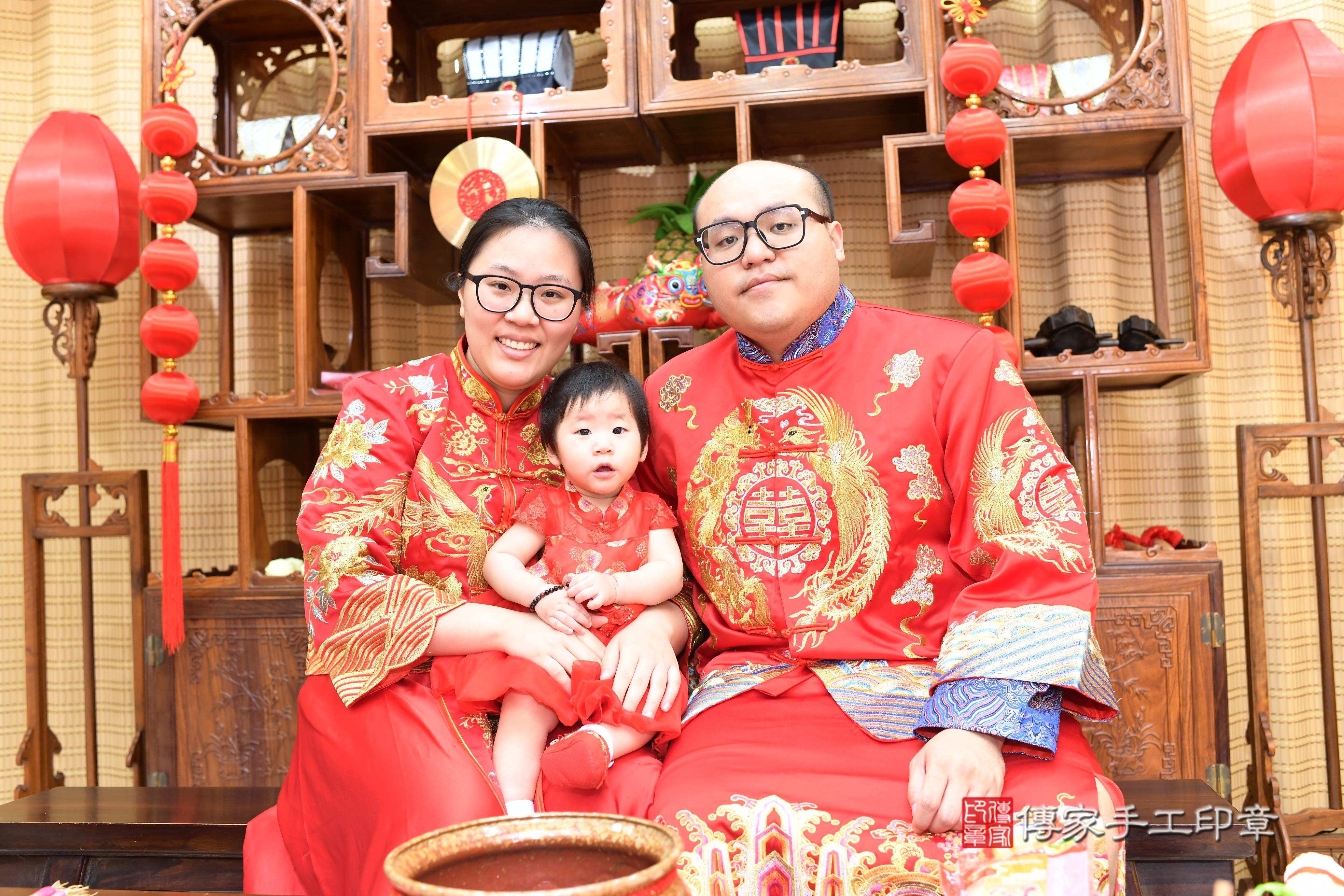 傳家手工印章台南店、抓周、度脺、中國風會場、傳家嬰兒古禮、吉祥話、抓周道具物品24種、拍照。抓周證書。寶寶抓周、滿周歲、生日快樂、祝福