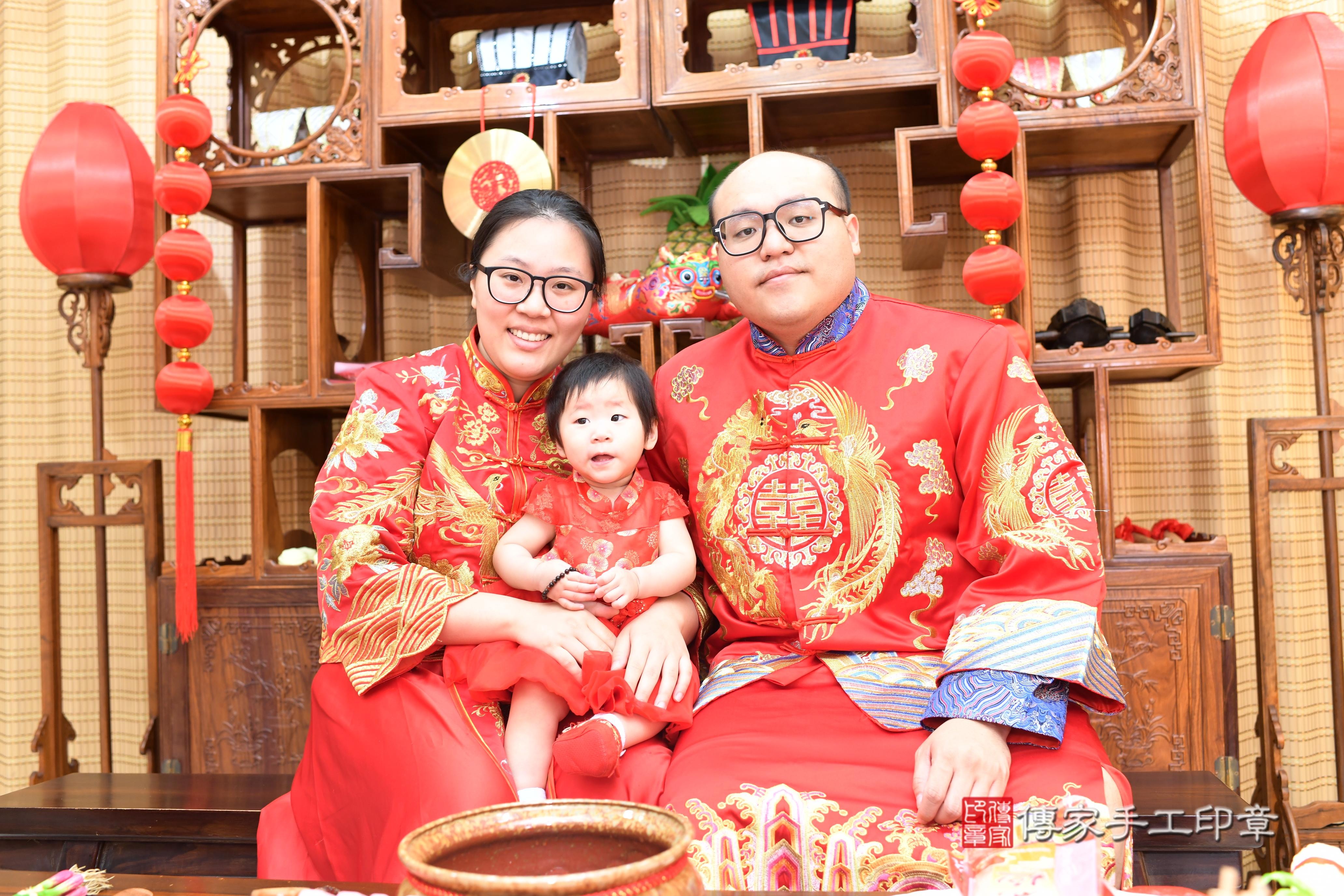 傳家手工印章台南店、抓周、度脺、中國風會場、傳家嬰兒古禮、吉祥話、抓周道具物品24種、拍照。抓周證書。寶寶抓周、滿周歲、生日快樂、祝福