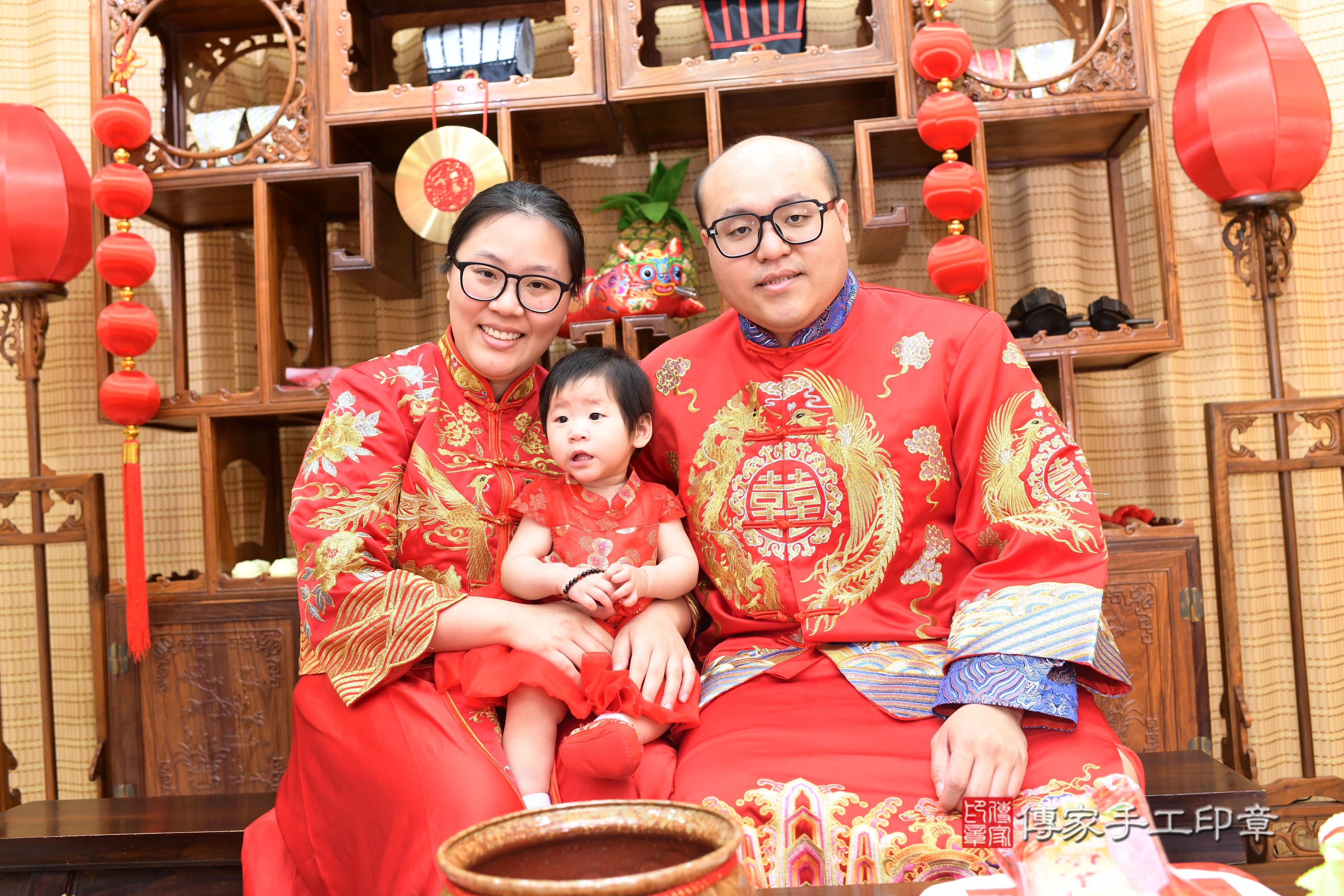 傳家手工印章台南店、抓周、度脺、中國風會場、傳家嬰兒古禮、吉祥話、抓周道具物品24種、拍照。抓周證書。寶寶抓周、滿周歲、生日快樂、祝福