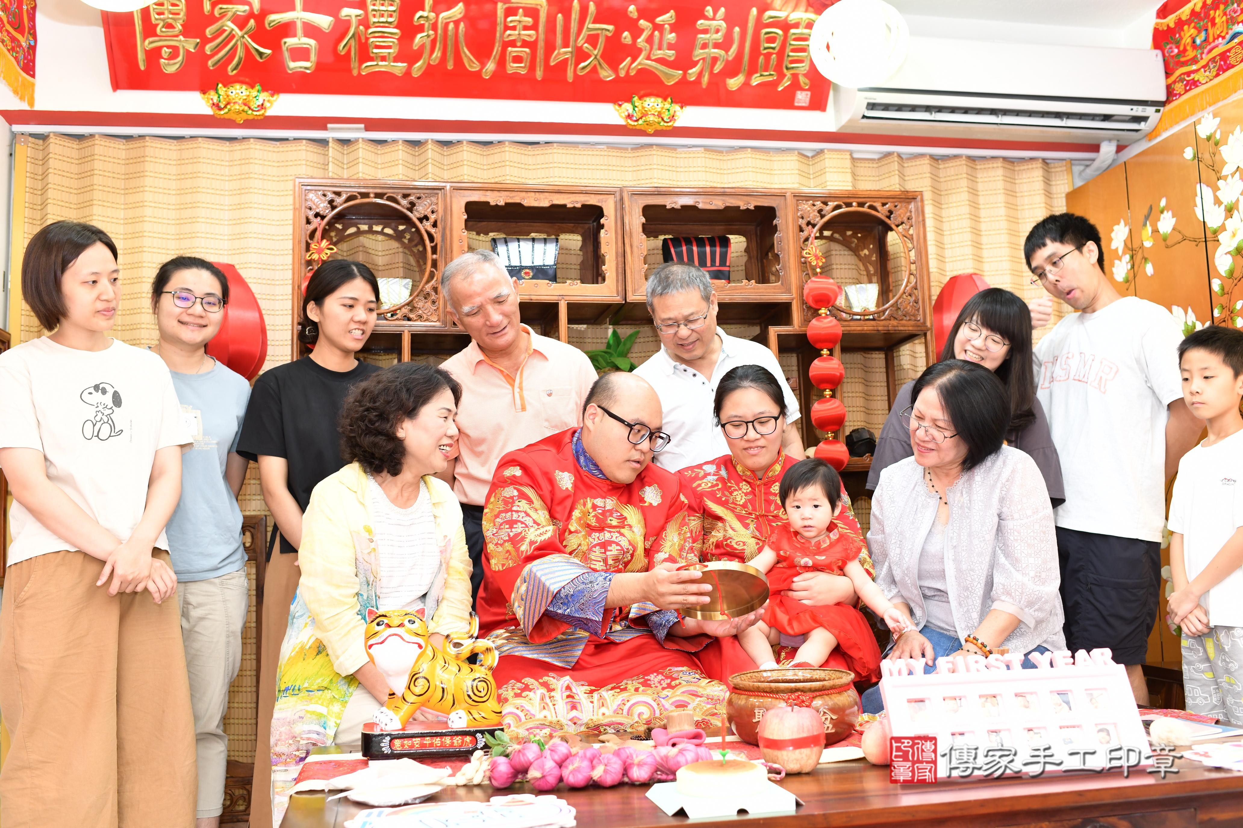 傳家手工印章台南店、抓周、度脺、中國風會場、傳家嬰兒古禮、吉祥話、抓周道具物品24種、拍照。抓周證書。寶寶抓周、滿周歲、生日快樂、祝福