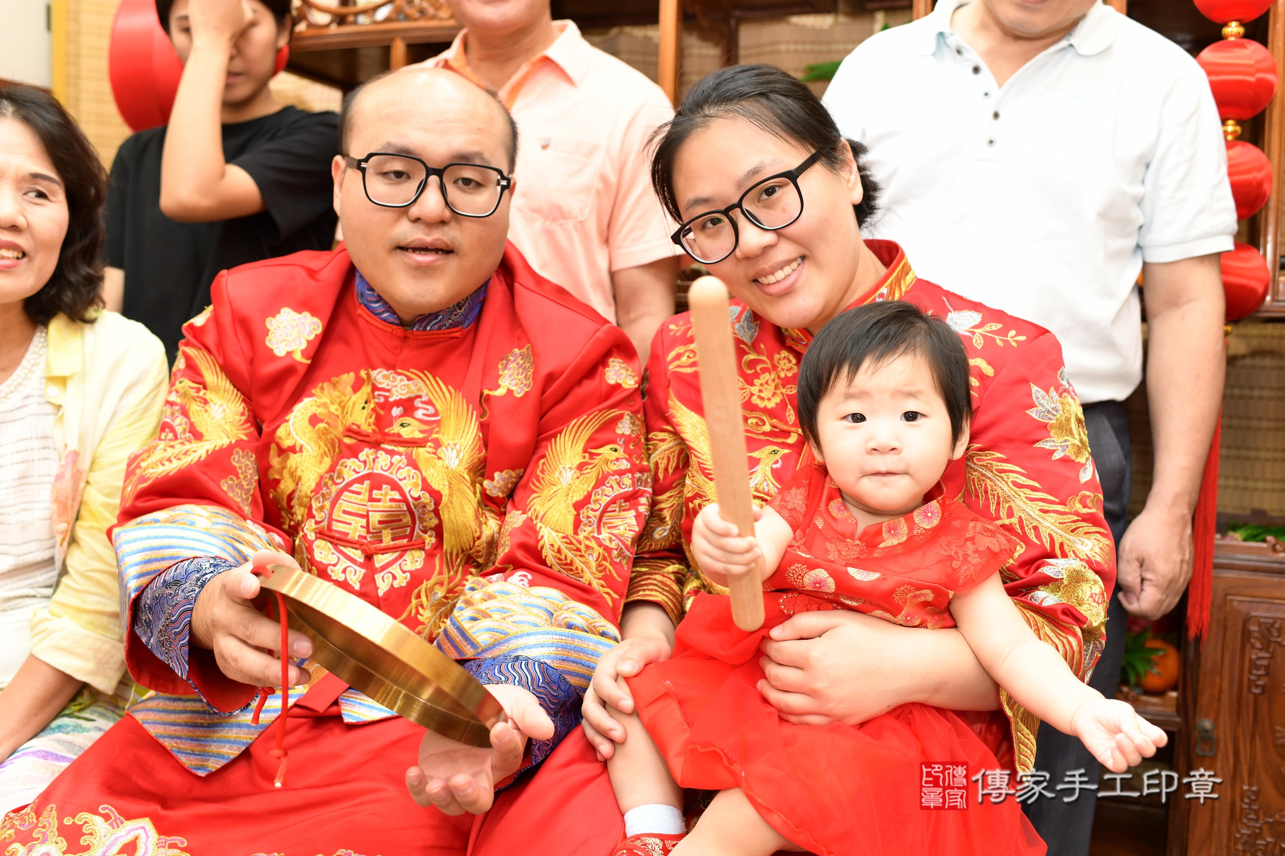 傳家手工印章台南店、抓周、度脺、中國風會場、傳家嬰兒古禮、吉祥話、抓周道具物品24種、拍照。抓周證書。寶寶抓周、滿周歲、生日快樂、祝福