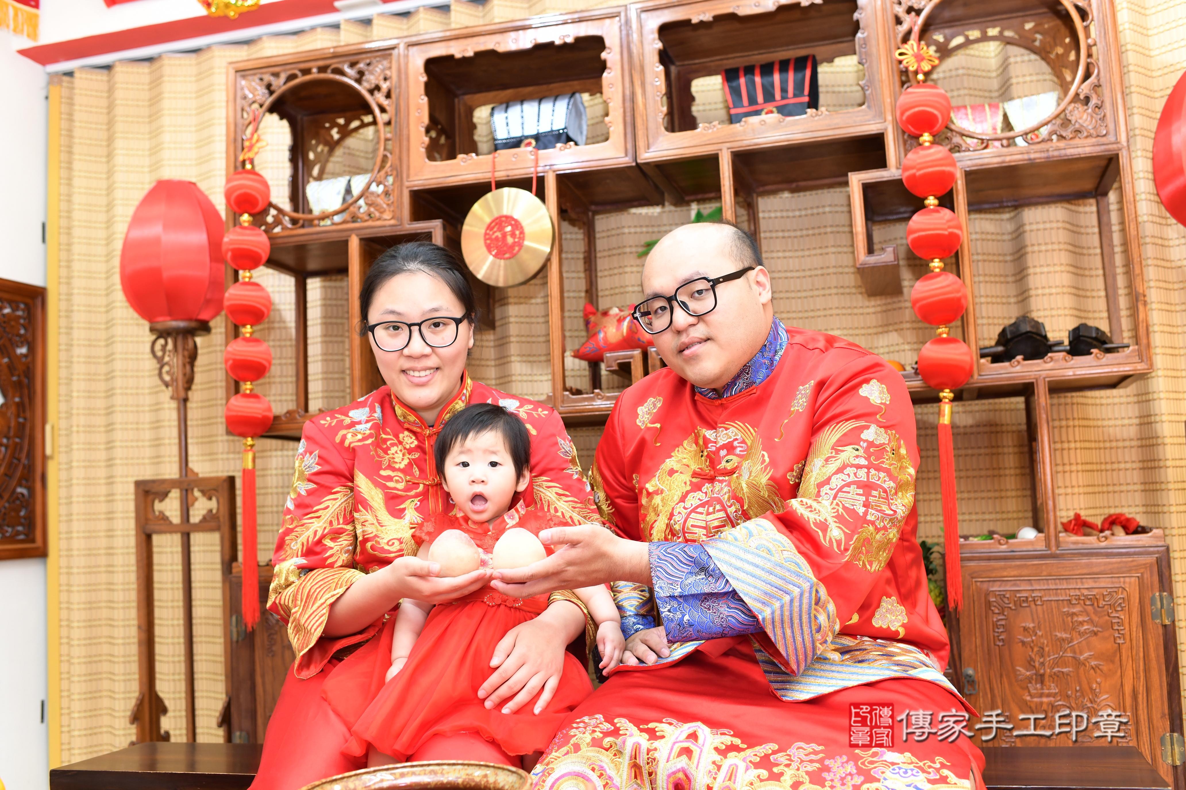 傳家手工印章台南店、抓周、度脺、中國風會場、傳家嬰兒古禮、吉祥話、抓周道具物品24種、拍照。抓周證書。寶寶抓周、滿周歲、生日快樂、祝福