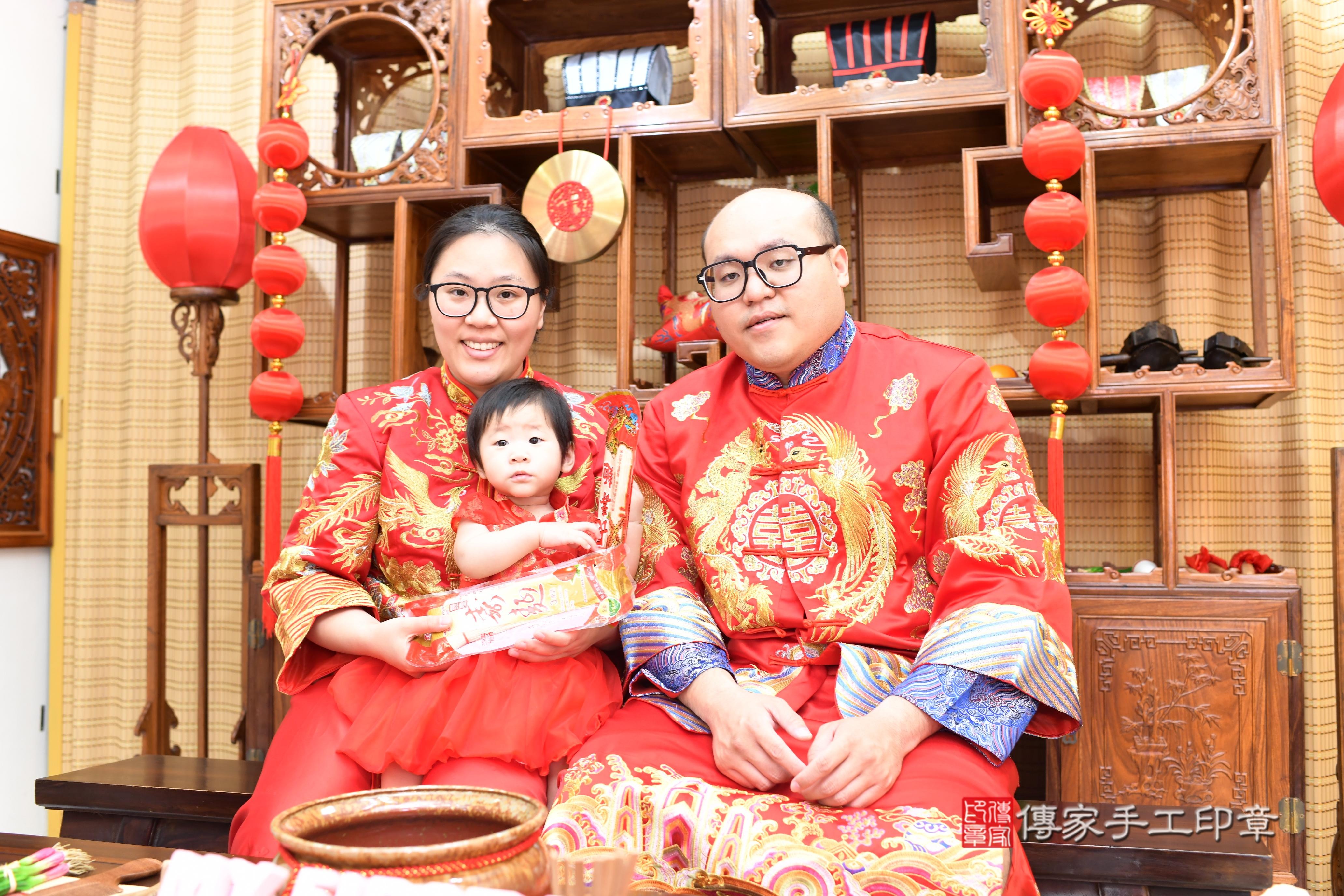 傳家手工印章台南店、抓周、度脺、中國風會場、傳家嬰兒古禮、吉祥話、抓周道具物品24種、拍照。抓周證書。寶寶抓周、滿周歲、生日快樂、祝福