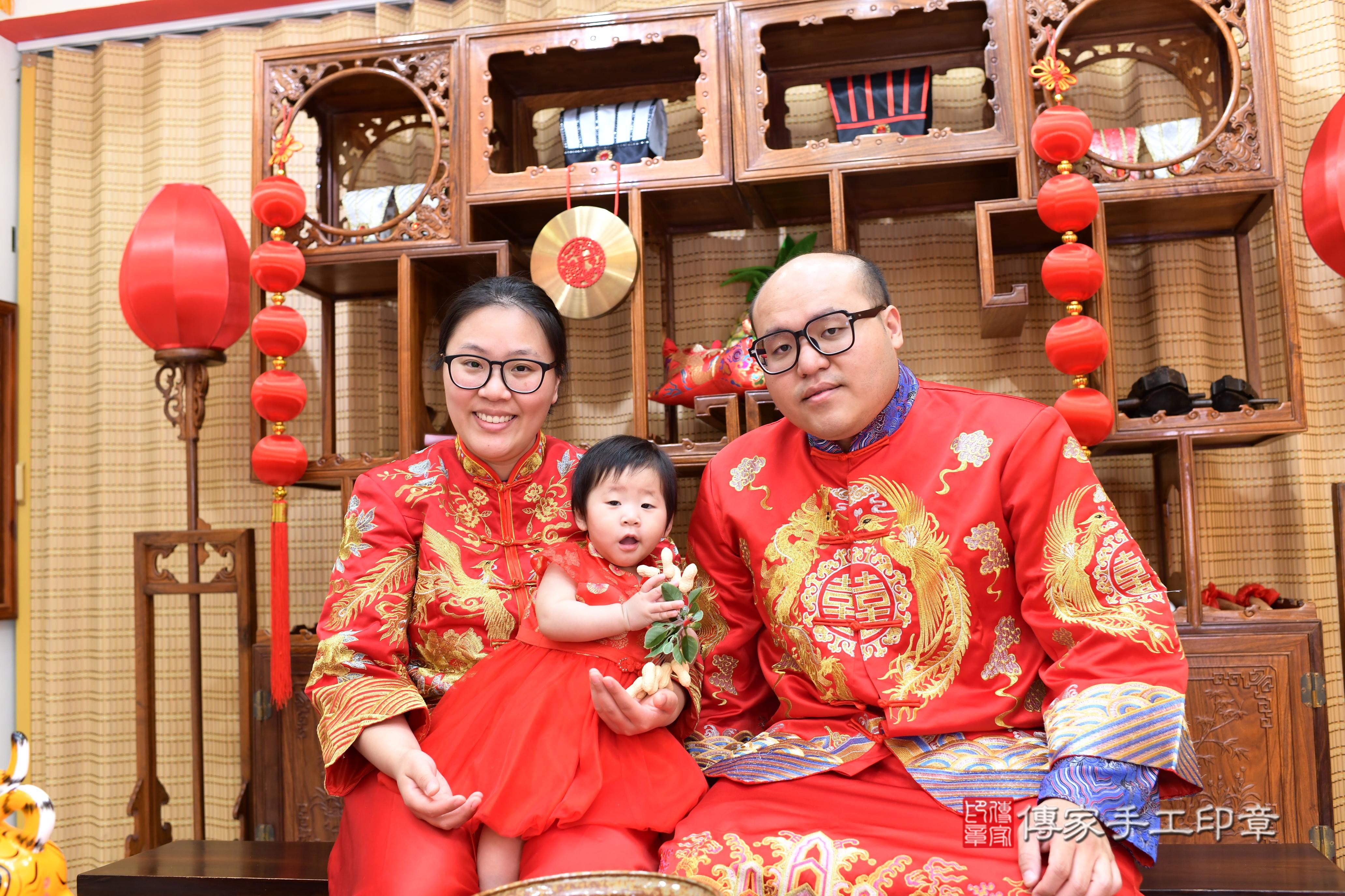 傳家手工印章台南店、抓周、度脺、中國風會場、傳家嬰兒古禮、吉祥話、抓周道具物品24種、拍照。抓周證書。寶寶抓周、滿周歲、生日快樂、祝福