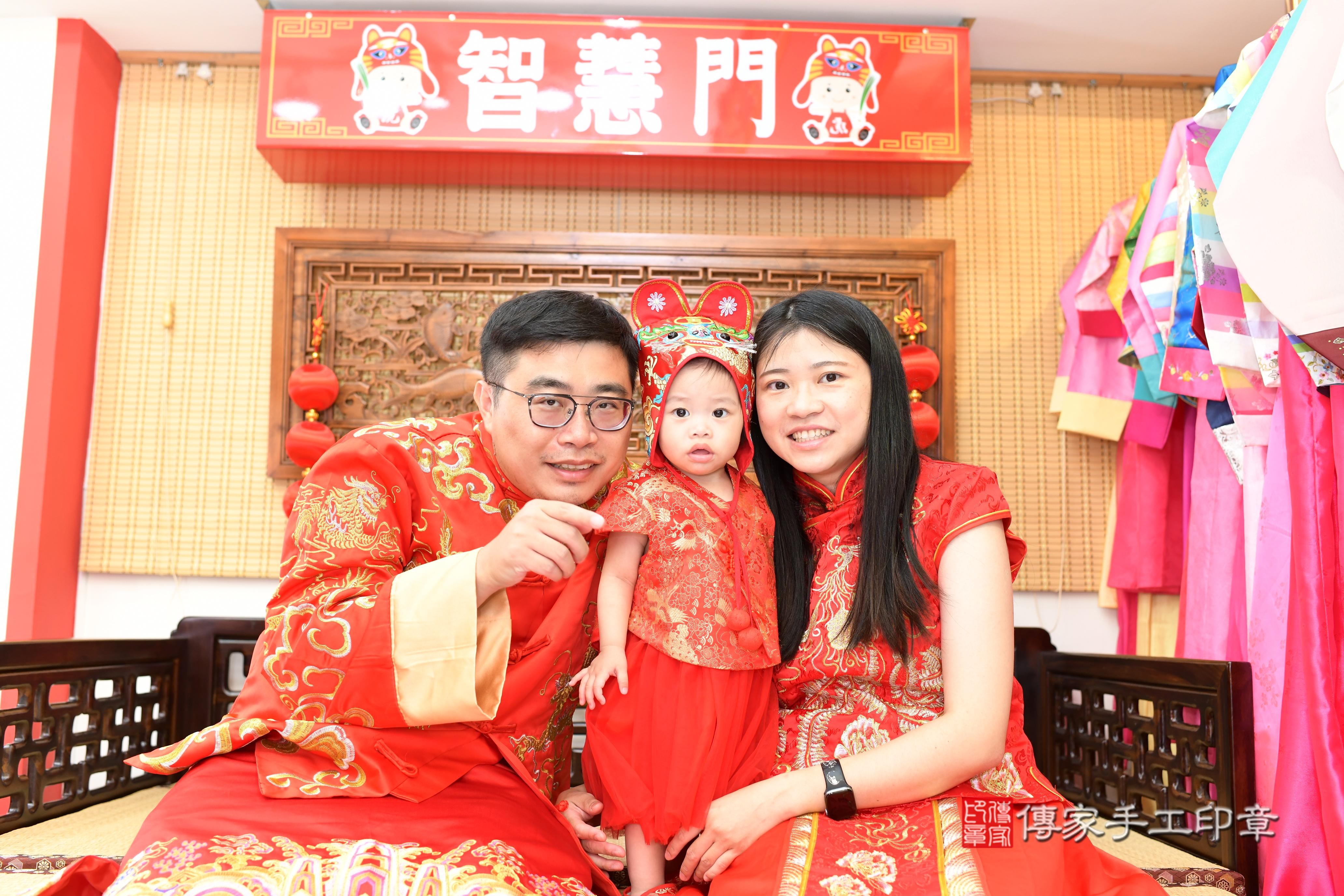傳家手工印章台南店、抓周、度脺、中國風會場、傳家嬰兒古禮、吉祥話、抓周道具物品24種、拍照。抓周證書。寶寶抓周、滿周歲、生日快樂、祝福