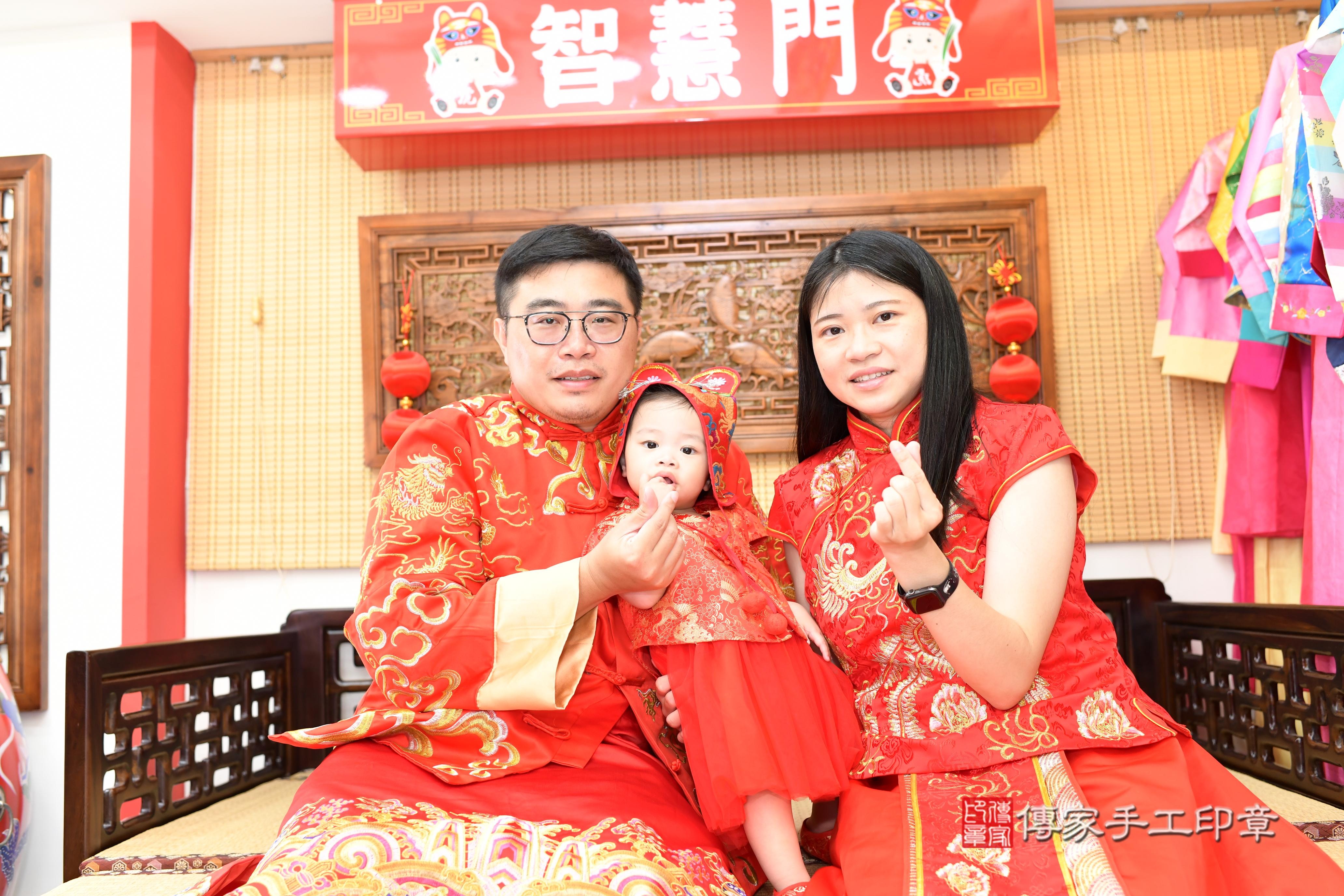傳家手工印章台南店、抓周、度脺、中國風會場、傳家嬰兒古禮、吉祥話、抓周道具物品24種、拍照。抓周證書。寶寶抓周、滿周歲、生日快樂、祝福