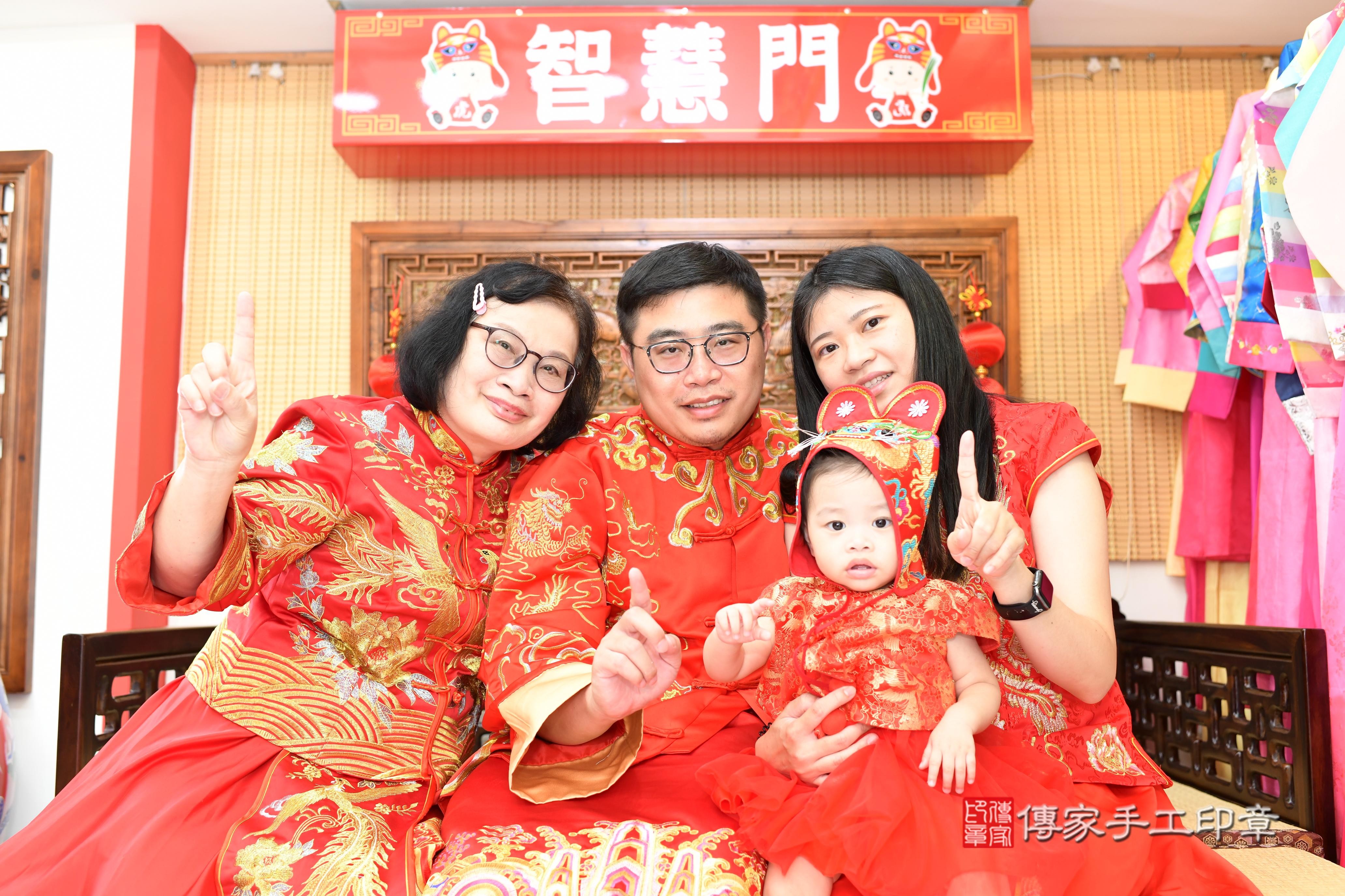 傳家手工印章台南店、抓周、度脺、中國風會場、傳家嬰兒古禮、吉祥話、抓周道具物品24種、拍照。抓周證書。寶寶抓周、滿周歲、生日快樂、祝福