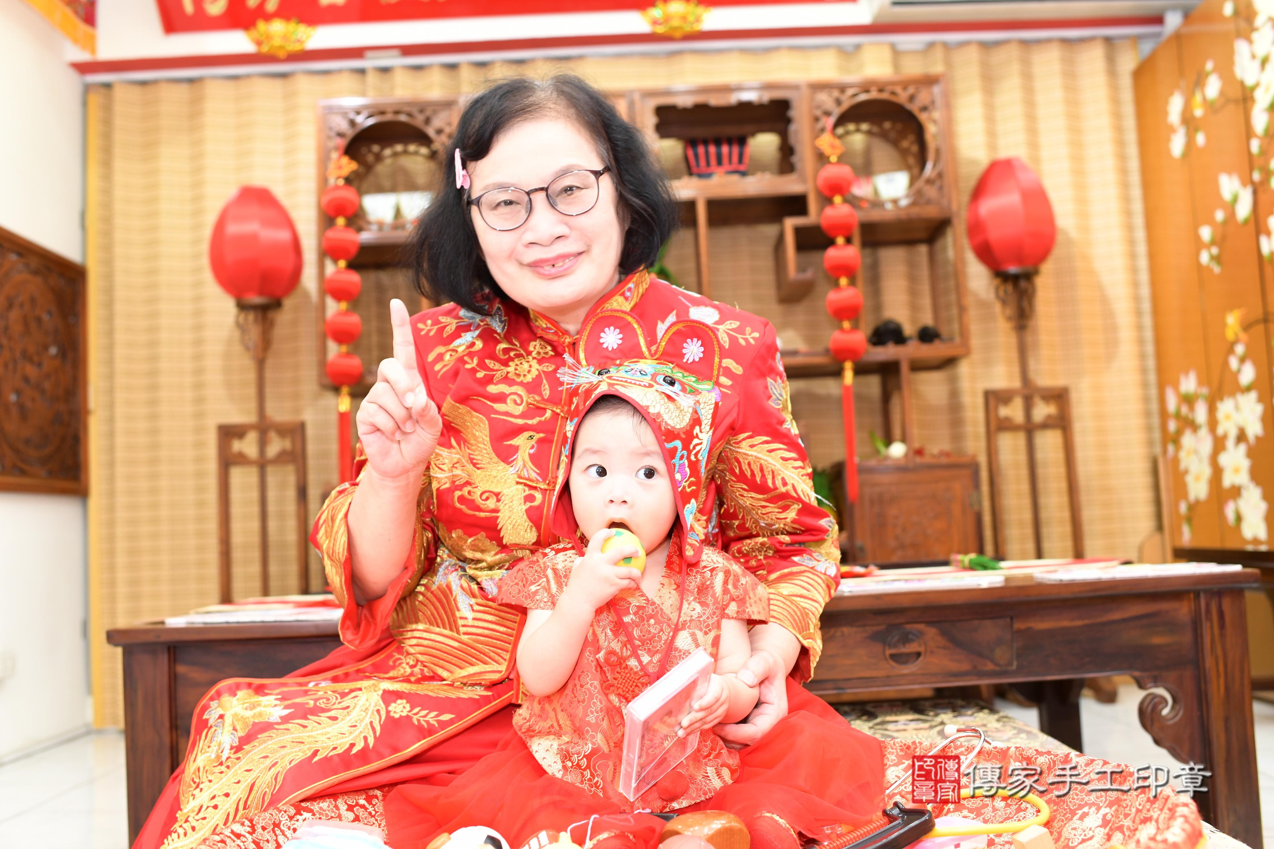 傳家手工印章台南店、抓周、度脺、中國風會場、傳家嬰兒古禮、吉祥話、抓周道具物品24種、拍照。抓周證書。寶寶抓周、滿周歲、生日快樂、祝福