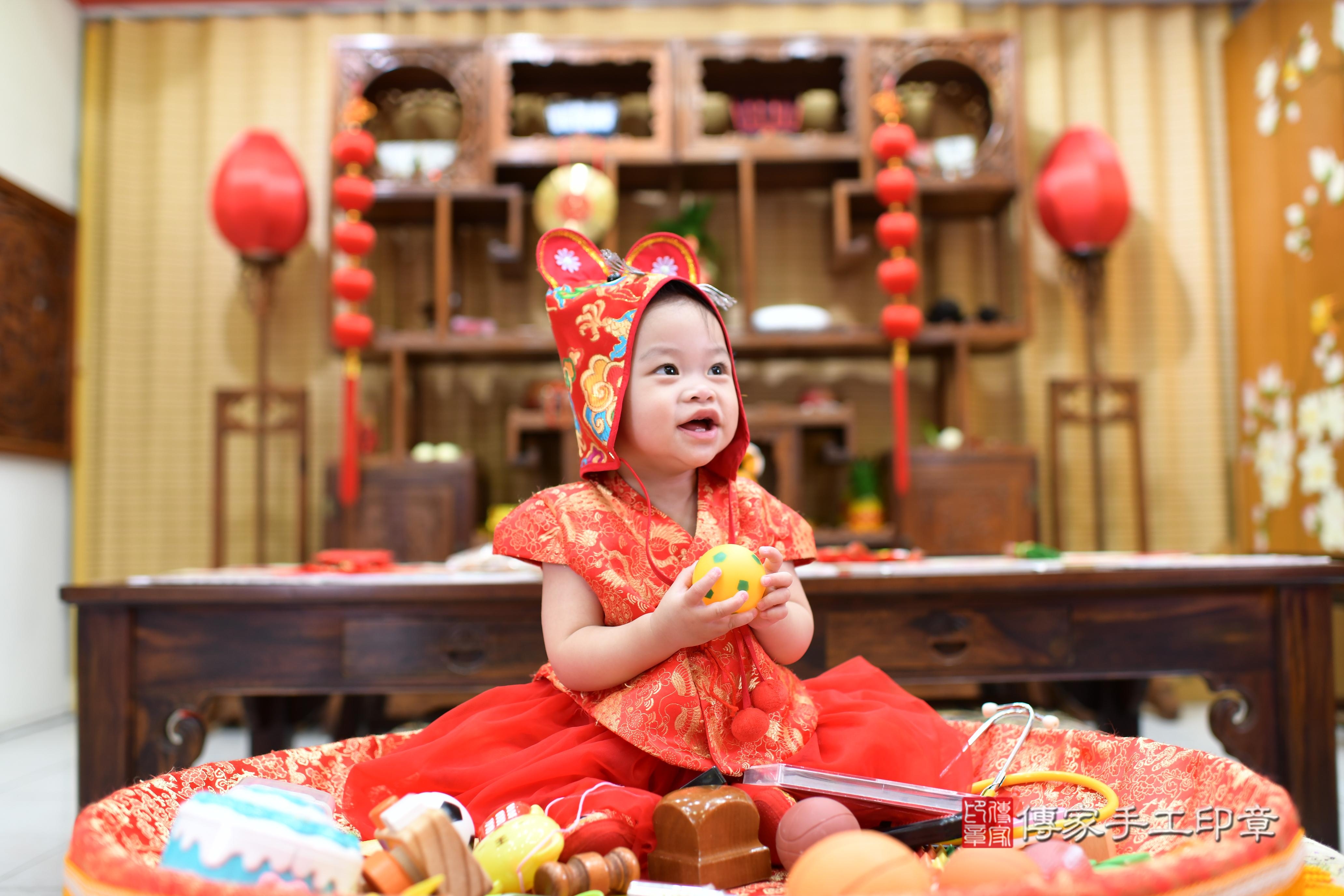傳家手工印章台南店、抓周、度脺、中國風會場、傳家嬰兒古禮、吉祥話、抓周道具物品24種、拍照。抓周證書。寶寶抓周、滿周歲、生日快樂、祝福