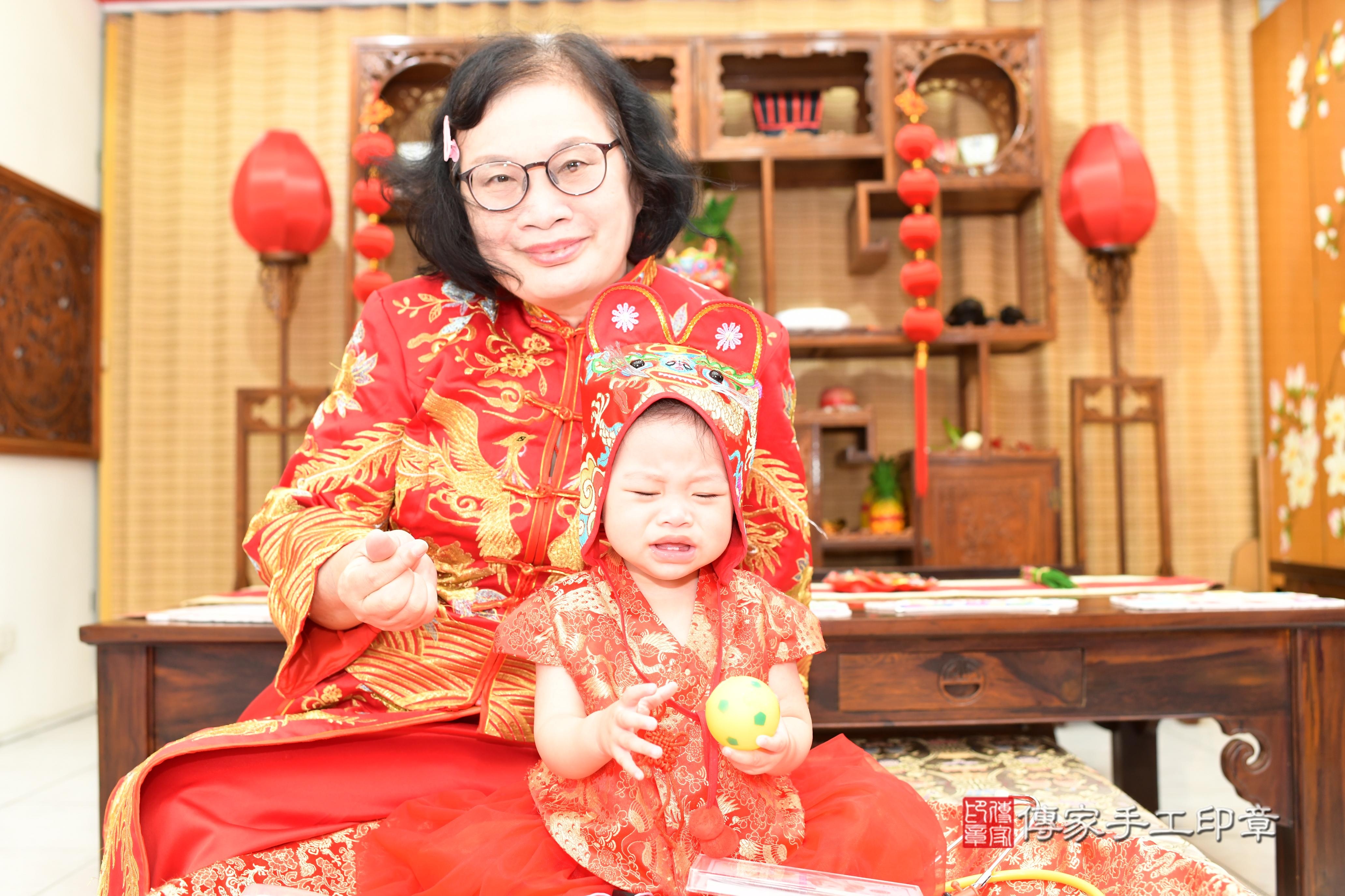 傳家手工印章台南店、抓周、度脺、中國風會場、傳家嬰兒古禮、吉祥話、抓周道具物品24種、拍照。抓周證書。寶寶抓周、滿周歲、生日快樂、祝福