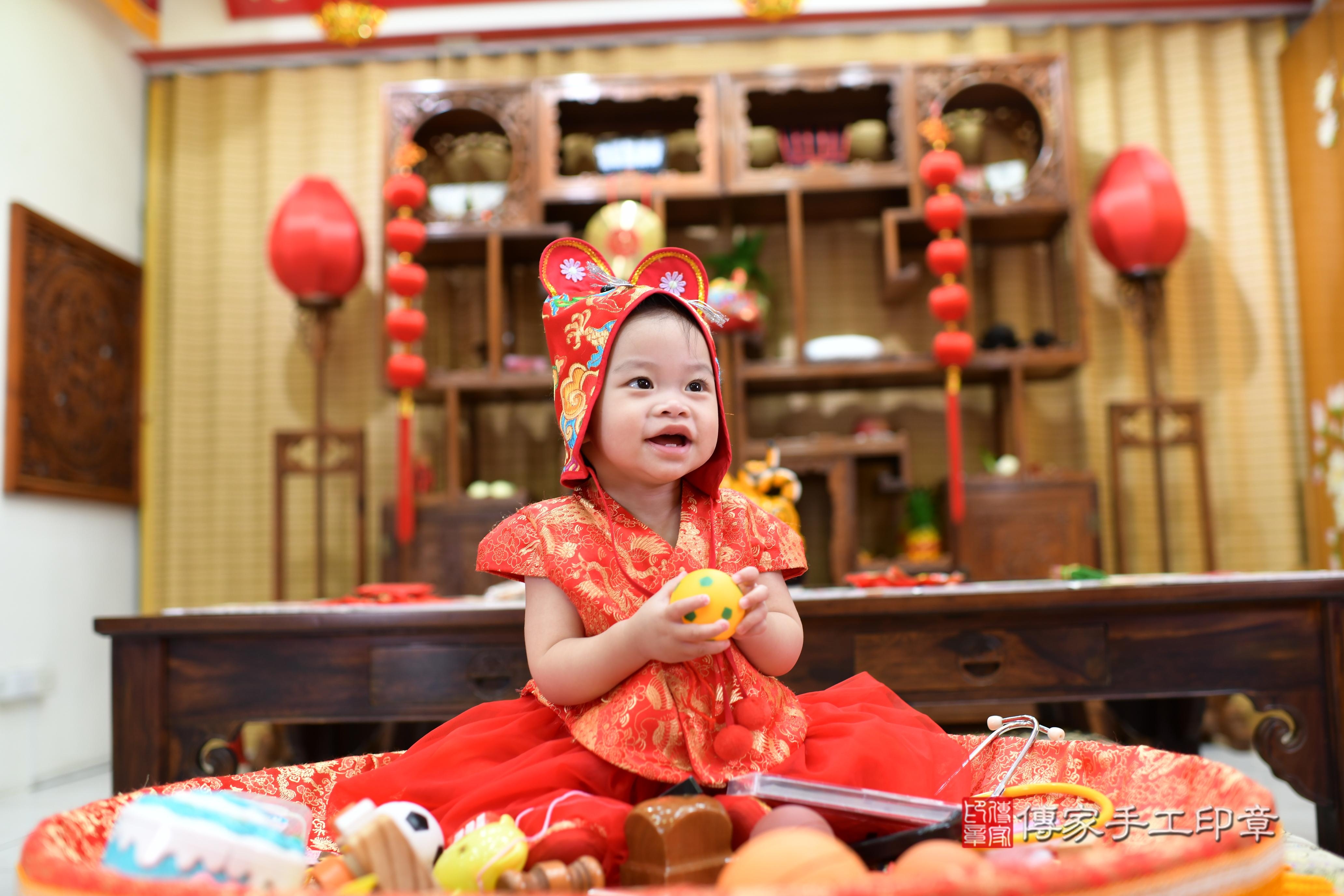 傳家手工印章台南店、抓周、度脺、中國風會場、傳家嬰兒古禮、吉祥話、抓周道具物品24種、拍照。抓周證書。寶寶抓周、滿周歲、生日快樂、祝福