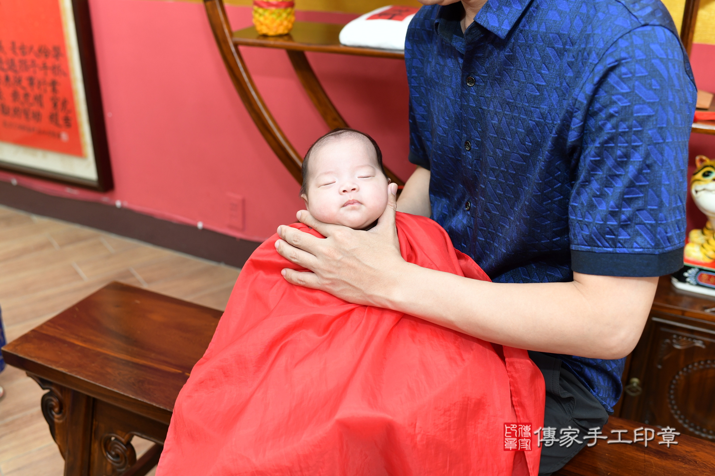 言言寶寶(新北市永和區到府嬰兒言言寶寶滿月剃頭理髮、到府嬰兒剃胎毛儀式吉祥話)。到府剃頭剃胎毛主持、專業拍照、證書。★購買「臍帶章、肚臍章、胎毛筆刷印章」贈送：剃頭、收涎、抓周，三選一。2025.7.2，照片15