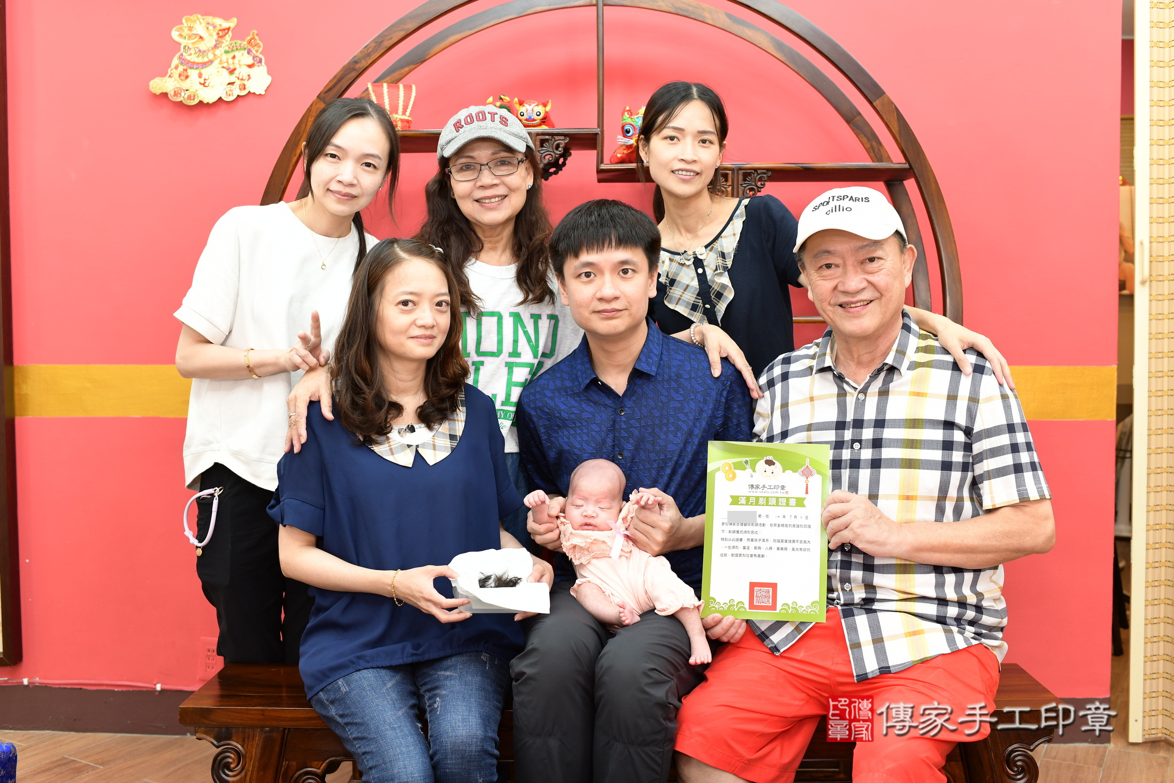 言言寶寶(新北市永和區到府嬰兒言言寶寶滿月剃頭理髮、到府嬰兒剃胎毛儀式吉祥話)。到府剃頭剃胎毛主持、專業拍照、證書。★購買「臍帶章、肚臍章、胎毛筆刷印章」贈送：剃頭、收涎、抓周，三選一。2025.7.2，照片17