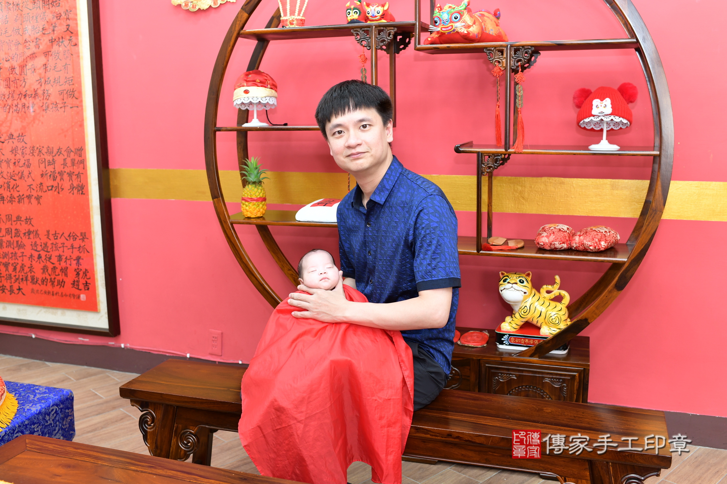 言言寶寶(新北市永和區到府嬰兒言言寶寶滿月剃頭理髮、到府嬰兒剃胎毛儀式吉祥話)。到府剃頭剃胎毛主持、專業拍照、證書。★購買「臍帶章、肚臍章、胎毛筆刷印章」贈送：剃頭、收涎、抓周，三選一。2025.7.2，照片14