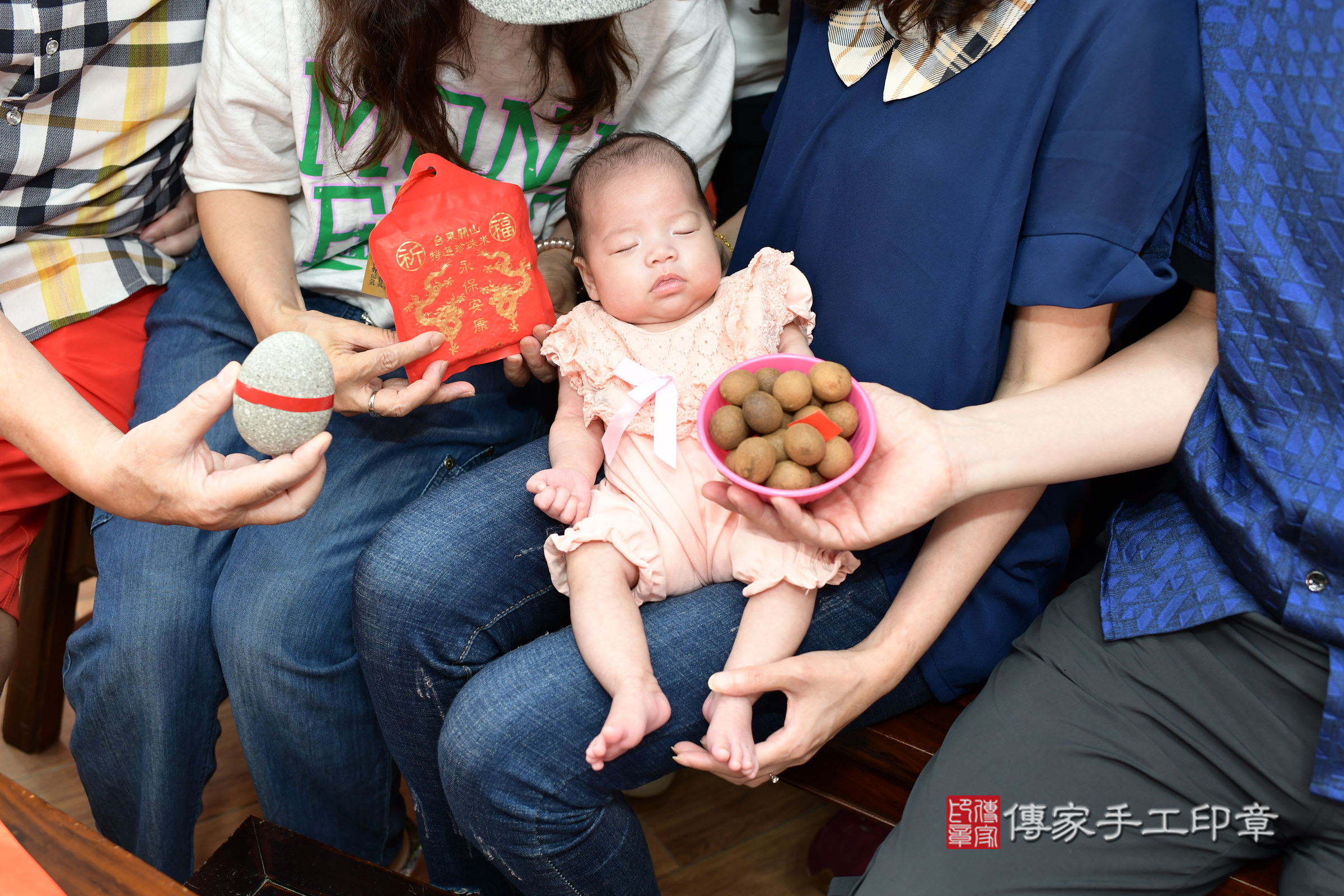 言言寶寶(新北市永和區到府嬰兒言言寶寶滿月剃頭理髮、到府嬰兒剃胎毛儀式吉祥話)。到府剃頭剃胎毛主持、專業拍照、證書。★購買「臍帶章、肚臍章、胎毛筆刷印章」贈送：剃頭、收涎、抓周，三選一。2025.7.2，照片7