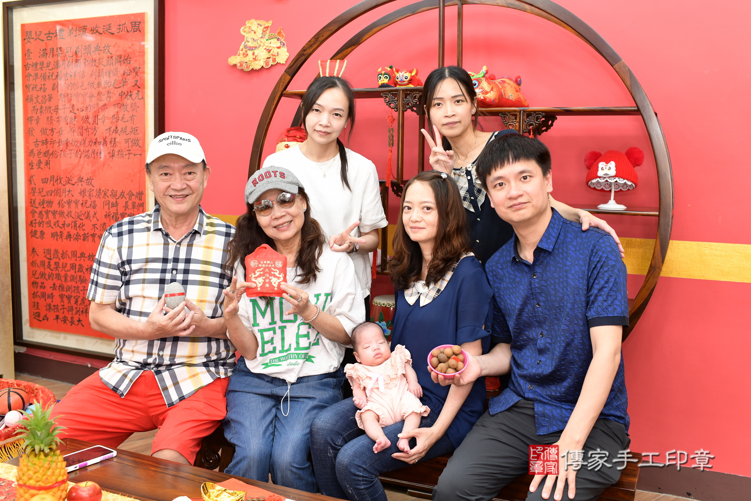 言言寶寶(新北市永和區到府嬰兒言言寶寶滿月剃頭理髮、到府嬰兒剃胎毛儀式吉祥話)。到府剃頭剃胎毛主持、專業拍照、證書。★購買「臍帶章、肚臍章、胎毛筆刷印章」贈送：剃頭、收涎、抓周，三選一。2025.7.2，照片6
