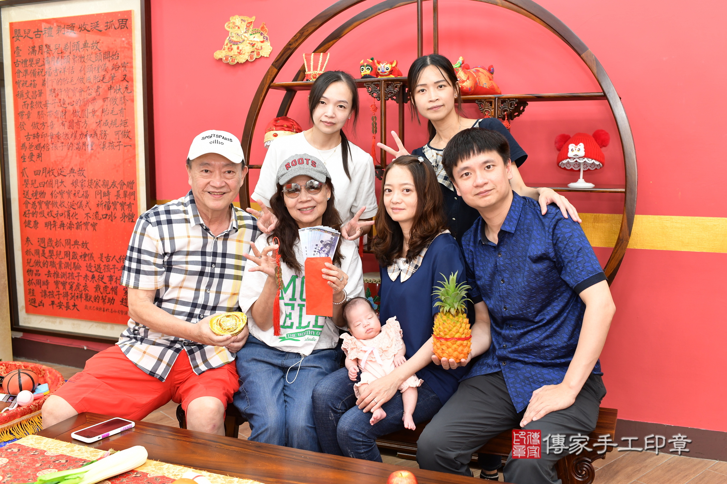 言言寶寶(新北市永和區到府嬰兒言言寶寶滿月剃頭理髮、到府嬰兒剃胎毛儀式吉祥話)。到府剃頭剃胎毛主持、專業拍照、證書。★購買「臍帶章、肚臍章、胎毛筆刷印章」贈送：剃頭、收涎、抓周，三選一。2025.7.2，照片12