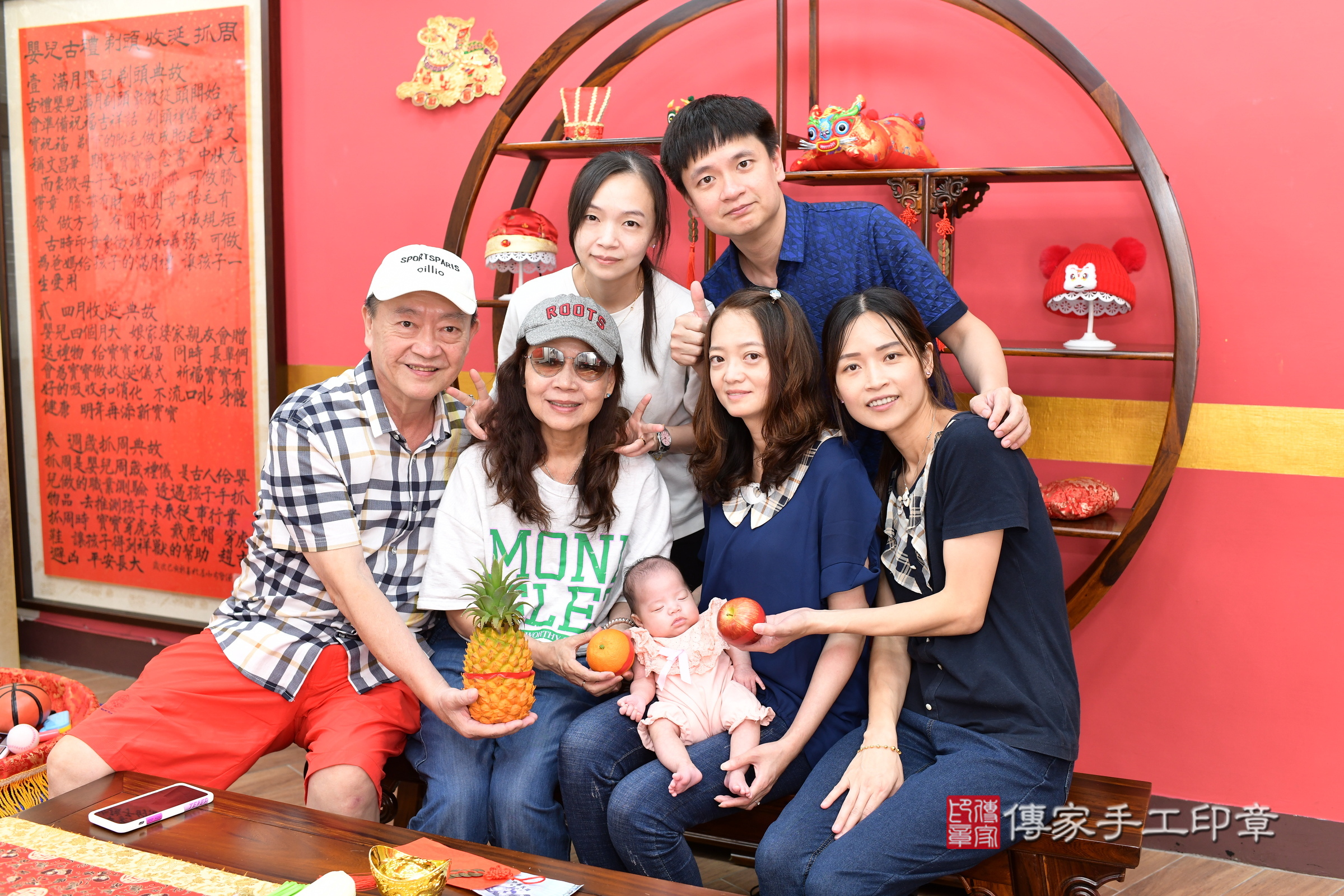 言言寶寶(新北市永和區到府嬰兒言言寶寶滿月剃頭理髮、到府嬰兒剃胎毛儀式吉祥話)。到府剃頭剃胎毛主持、專業拍照、證書。★購買「臍帶章、肚臍章、胎毛筆刷印章」贈送：剃頭、收涎、抓周，三選一。2025.7.2，照片8